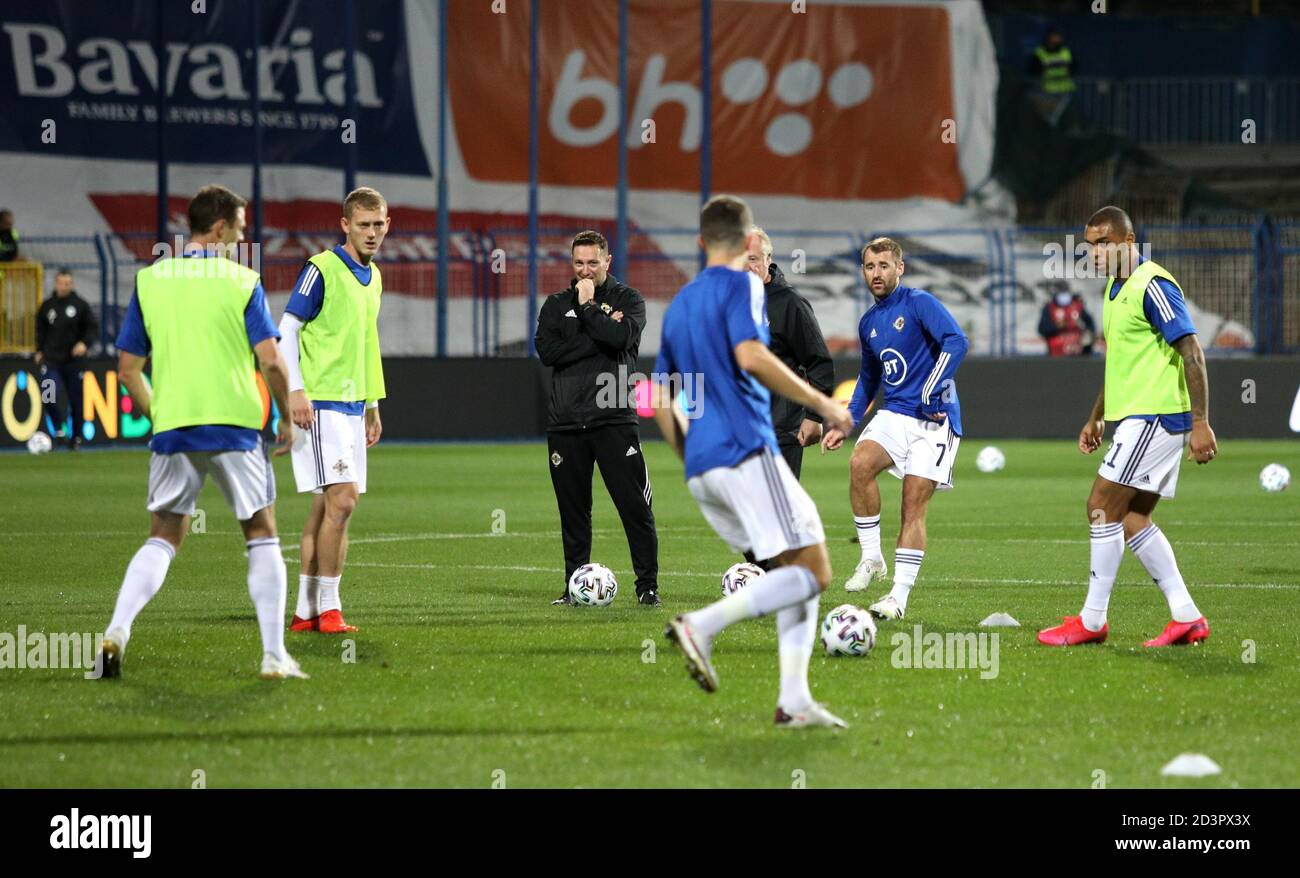 Niall McGinn (deuxième à droite) d'Irlande du Nord et ses coéquipiers se réchauffent avant le match de semi-finale de l'UEFA Euro 2020 au Stadion Grbavica, à Sarajevo. Banque D'Images