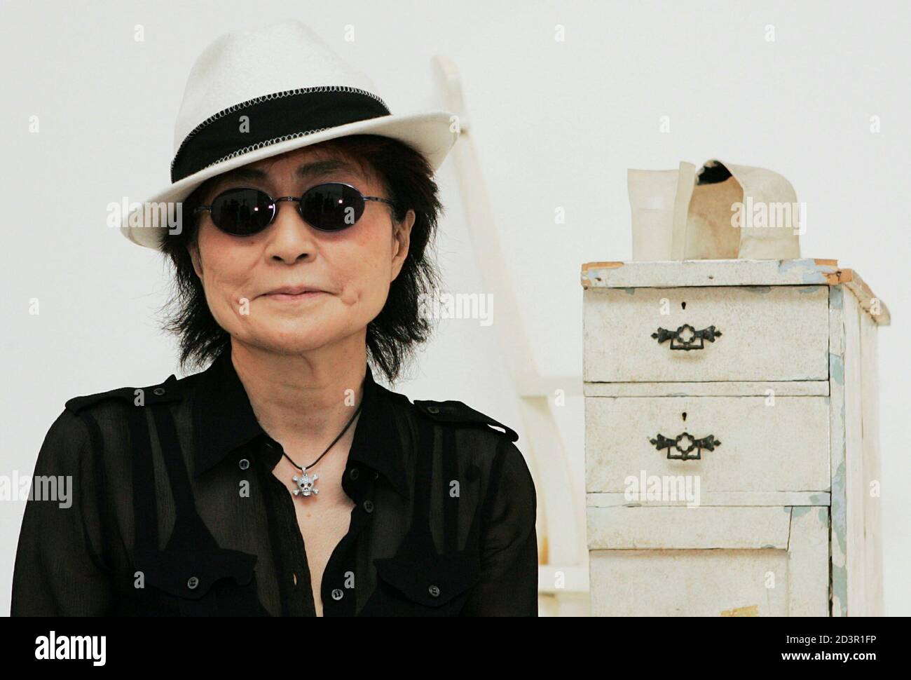 Yoko Ono pose devant l'une de ses installations lors de l'ouverture de l'exposition "mémoires horizontales" au musée de Gegenwartskunst à Zurich, le 3 juin 2005. L'exposition qui comprend des installations, des sculptures, des films et des photographies, combine ses œuvres les plus importantes des années 1960 et 1970 avec des œuvres plus récentes. Banque D'Images