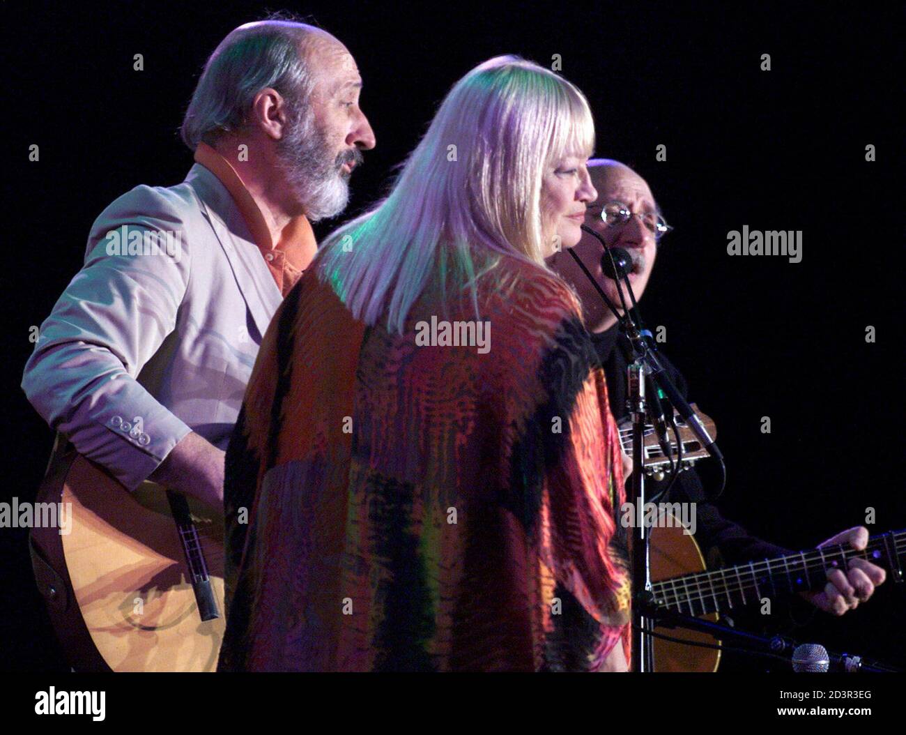 Legendary American folk music pioneeers Peter, Paul & Mary perform during their frist concert in Hong Kong late March 9, 2001. The group is composed of Noel Paul Stookey (L), Mary Travers (C) and Peter Yarrow. Banque D'Images