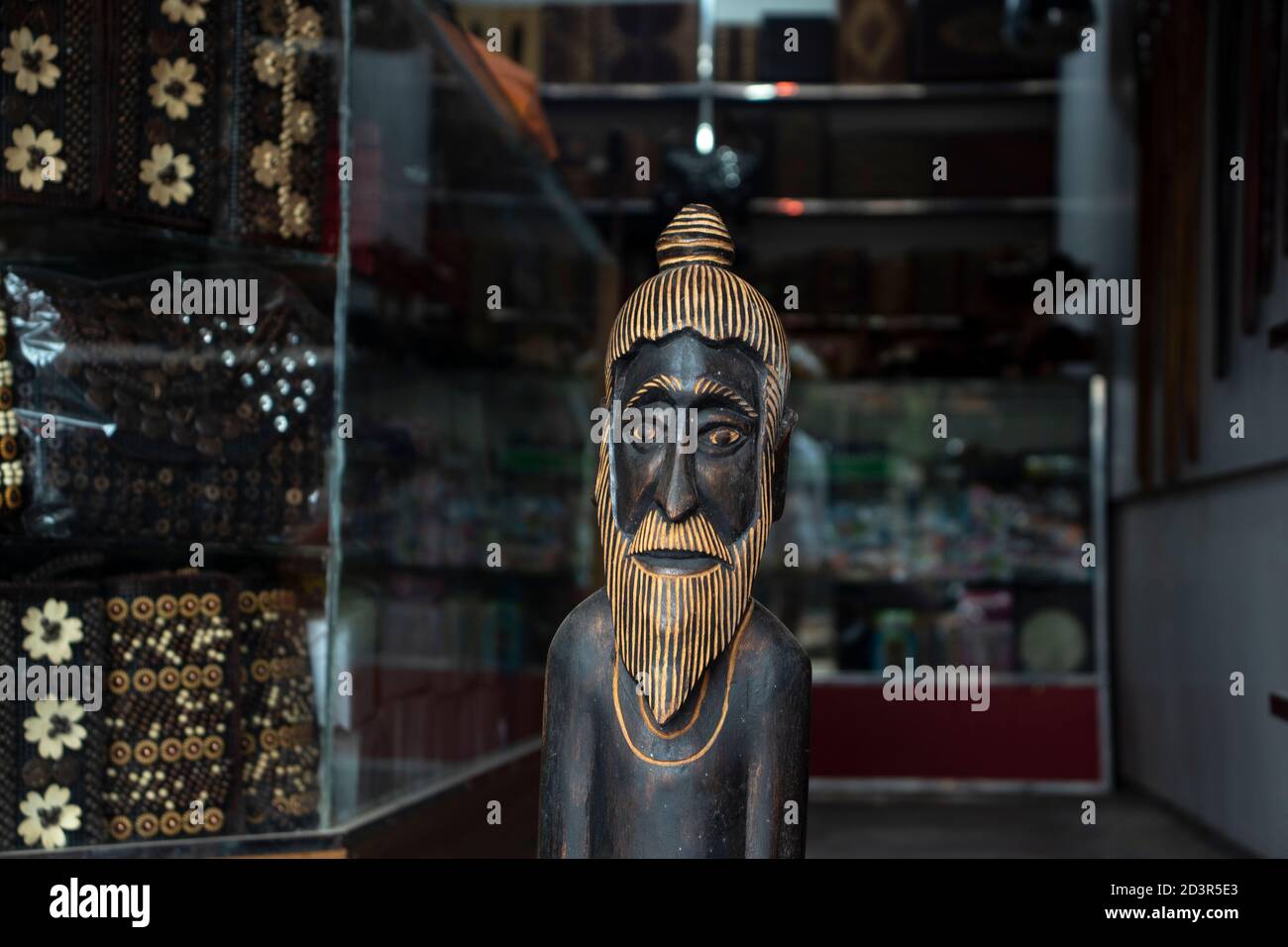 Voici une figure de Lalon Fakir statues en bois qui ont fait Dans l'artisanat Banque D'Images