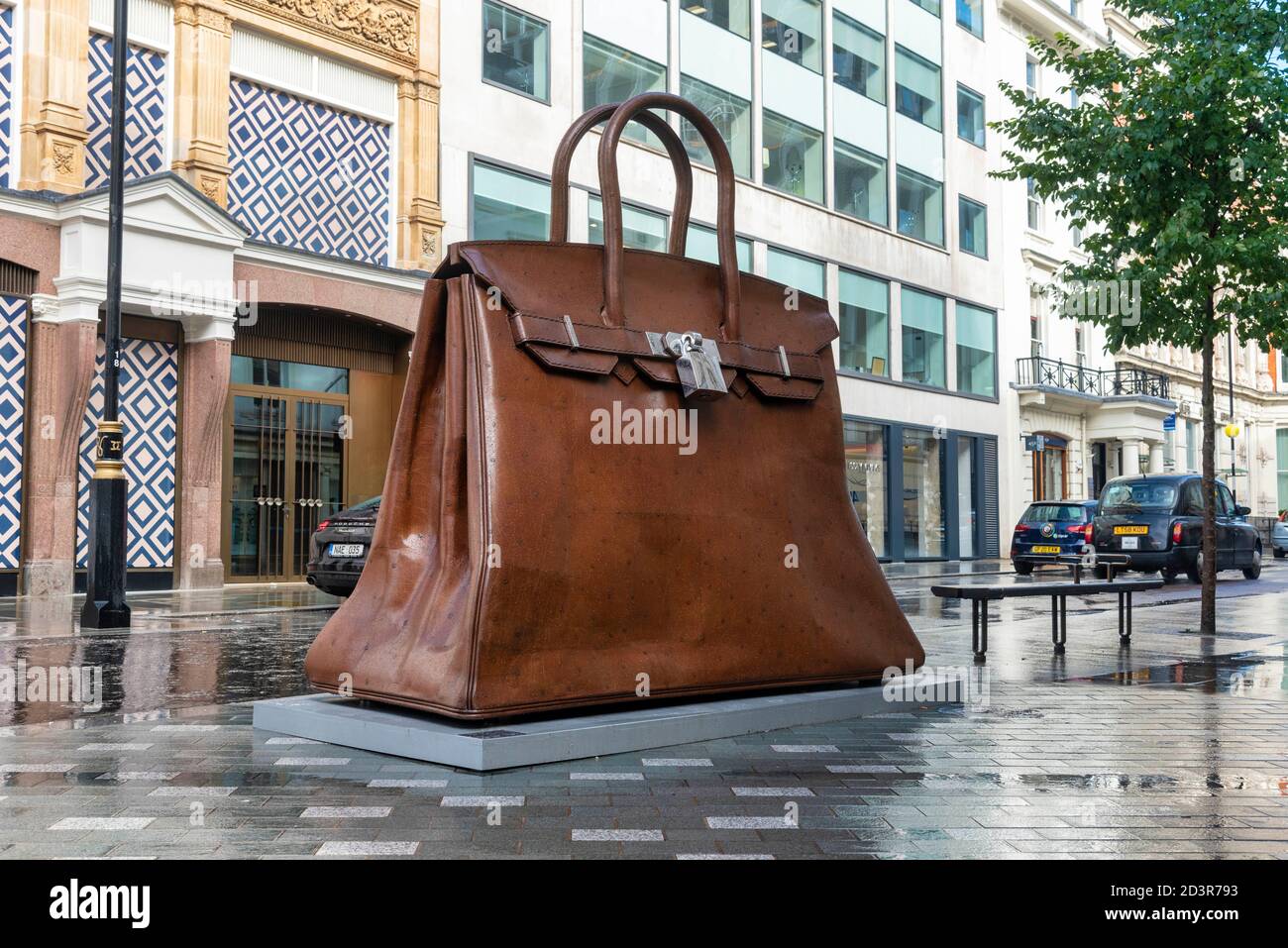 Kalliopi Lemos “Bag of aspirations” acier doux et acier inoxydable, une  sculpture de sac à main géant exposée au coin de New Bond Street et Brook  Street à Londres Photo Stock -