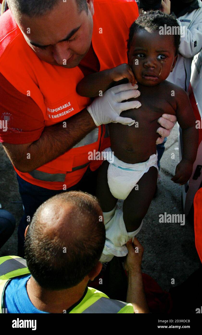 Un Membre De La Garde Civile Espagnole Recherche Un Nourrisson Africain Illegal A Tarifa Dans Le Sud De L Espagne Le 10 Novembre 04 Trente Sept Immigrants Dont Six Femmes Enceintes Et Trois Nourrissons