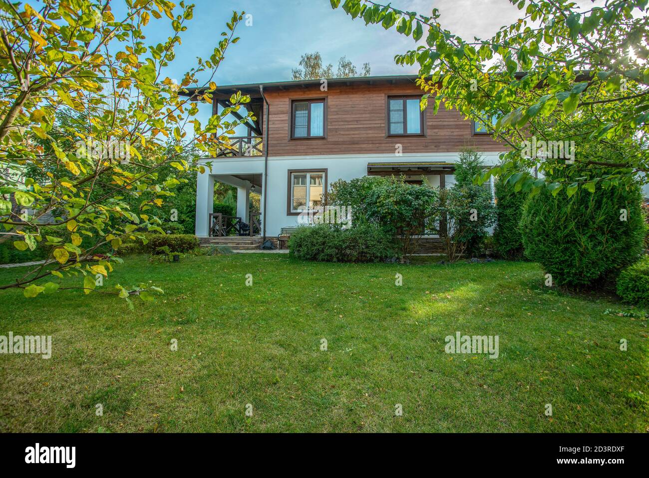 Maison de campagne (datcha - mais les gens peuvent y vivre toute l'année En raison de Covid-19) Dans la région de Moscou comme chalet français Banque D'Images