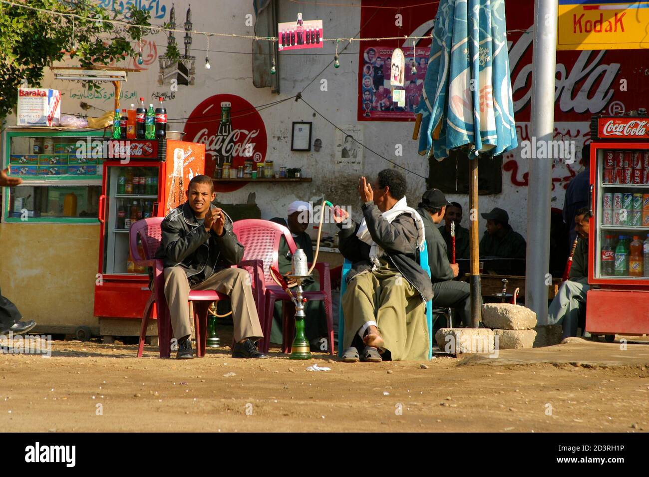 Dans la ville de Louxor, le rythme de la vie est calme. Deux hommes sont assis au coin de la place du marché. L'un est de fumer un narguilé. Banque D'Images