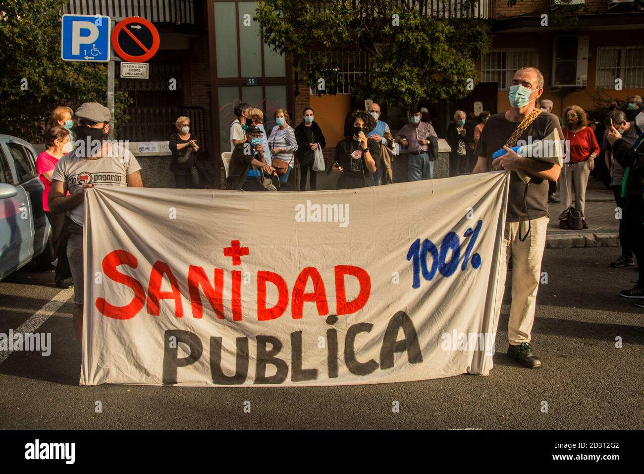 Les voisins du quartier de Carabanchel manifestent pour la cinquième fois en raison du manque de médecins dans le centre de santé d'Abrantes. Un moment critique dû à la situation de la deuxième vague du coronavirus en Espagne Banque D'Images