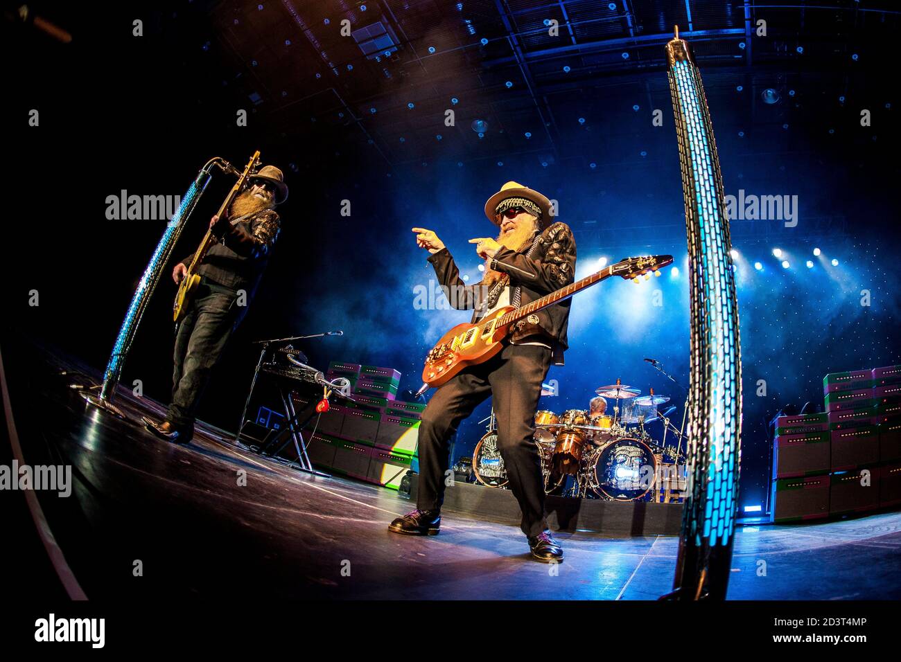 Aarhus, Danemark. 13 juillet 2016. Le groupe de rock américain ZZ Top joue un concert au Scandinavian Congres Centre à Aarhus. Ici, le bassiste Dusty Hill est vu en direct sur scène avec le chanteur et guitariste Billy Gibbons. (Crédit photo: Gonzales photo - Lasse Lagoni). Banque D'Images