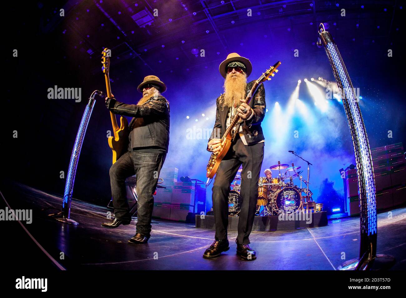 Aarhus, Danemark. 13 juillet 2016. Le groupe de rock américain ZZ Top joue un concert au Scandinavian Congres Centre à Aarhus. Ici, le bassiste Dusty Hill est vu en direct sur scène avec le chanteur et guitariste Billy Gibbons. (Crédit photo: Gonzales photo - Lasse Lagoni). Banque D'Images