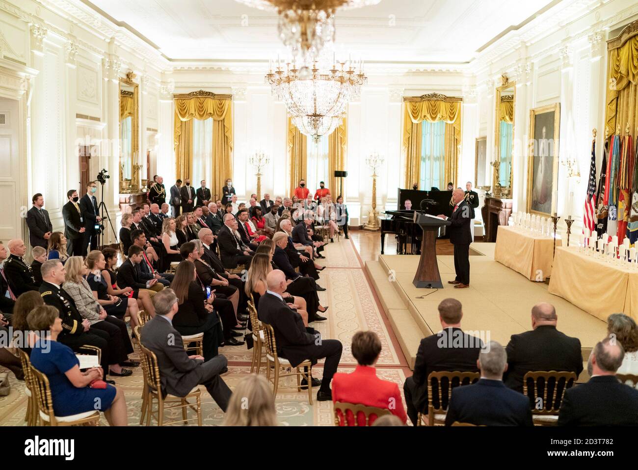 Réception à la Maison Blanche pour honorer les familles Gold Star le président Donald J. Trump écoute les chansons chantées à une bougie souvenir lors d'une réception en l'honneur des familles Gold Star le dimanche 27 septembre 2020, dans la salle est de la Maison Blanche. Banque D'Images