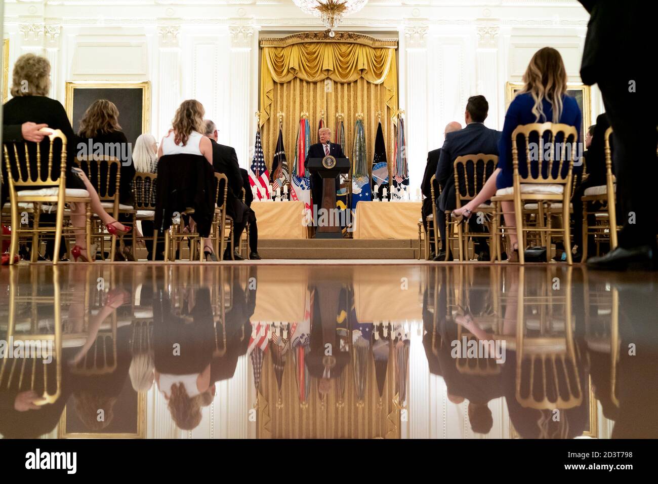 Réception à la Maison Blanche pour honorer les familles Gold Star le président Donald J. Trump écoute les chansons chantées à une bougie souvenir lors d'une réception en l'honneur des familles Gold Star le dimanche 27 septembre 2020, dans la salle est de la Maison Blanche. Banque D'Images