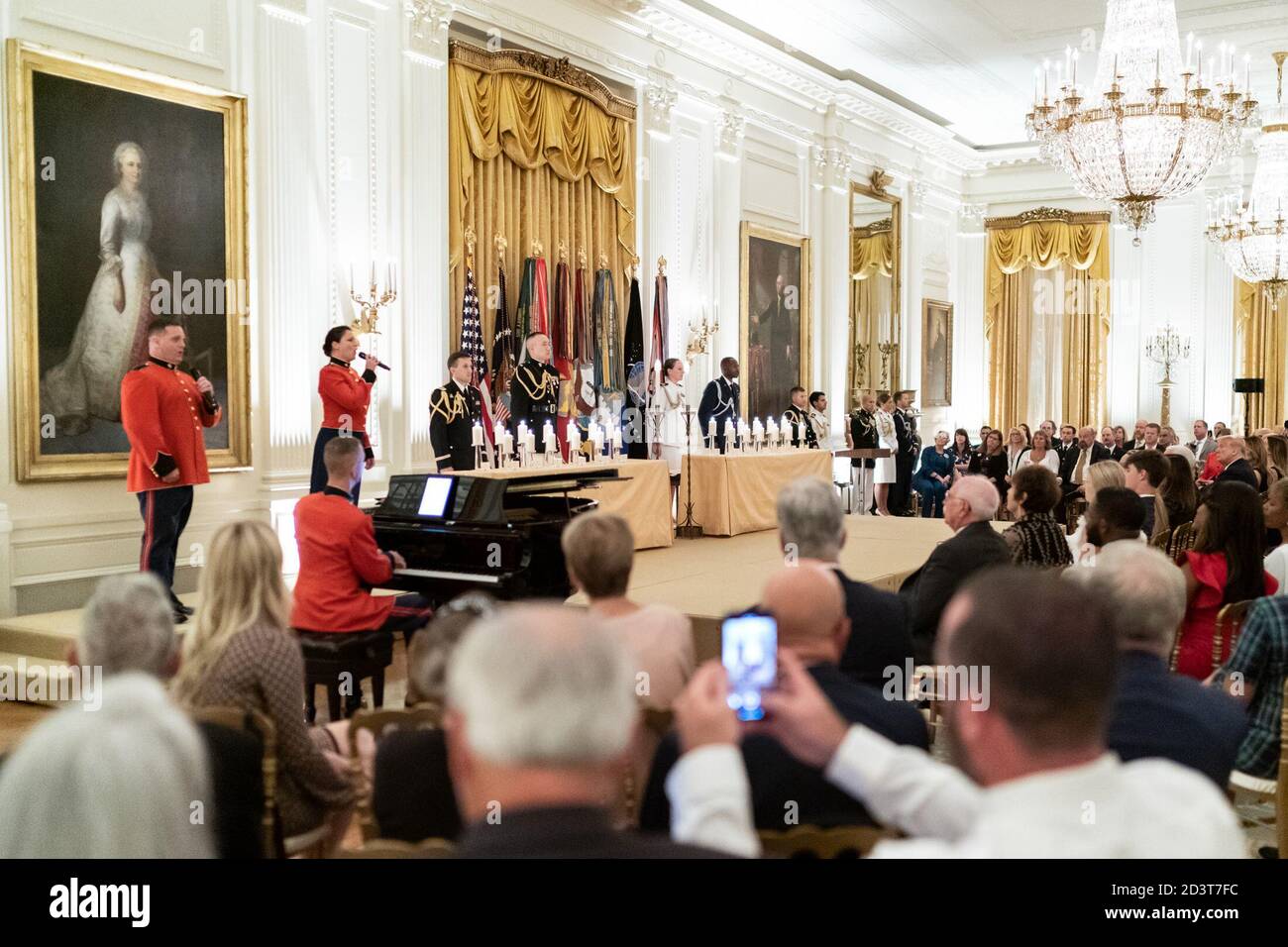 Réception à la Maison Blanche pour honorer les familles Gold Star le président Donald J. Trump écoute les chansons chantées à une bougie souvenir lors d'une réception en l'honneur des familles Gold Star le dimanche 27 septembre 2020, dans la salle est de la Maison Blanche. Banque D'Images