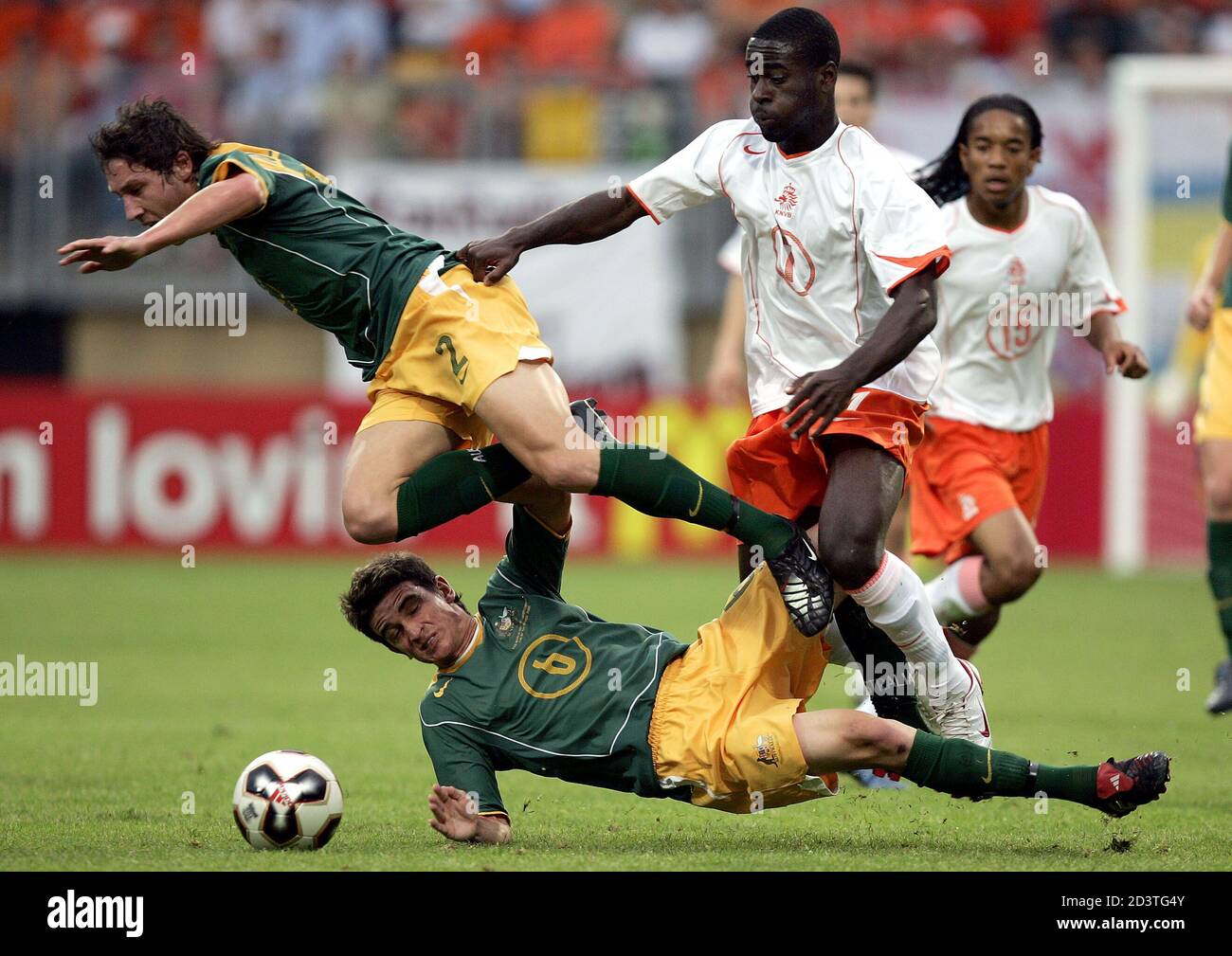 Netherland's Quincy challenges Australia's Milligan and Musialik during their World Youth Championships match in Kerkrade.  Netherland's Quincy Owusu Abeyie (2nd R ) challenges Australia's Mark Milligan (L) and Stuart Musialik (2nd L ) as Dutch Urby Emanuelson looks on during their Group A FIFA World Youth Championships match at The Parkstad Stadium in Kerkrade, the Netherlands, June15, 2005. REUTERS/Jerry Lampen Banque D'Images