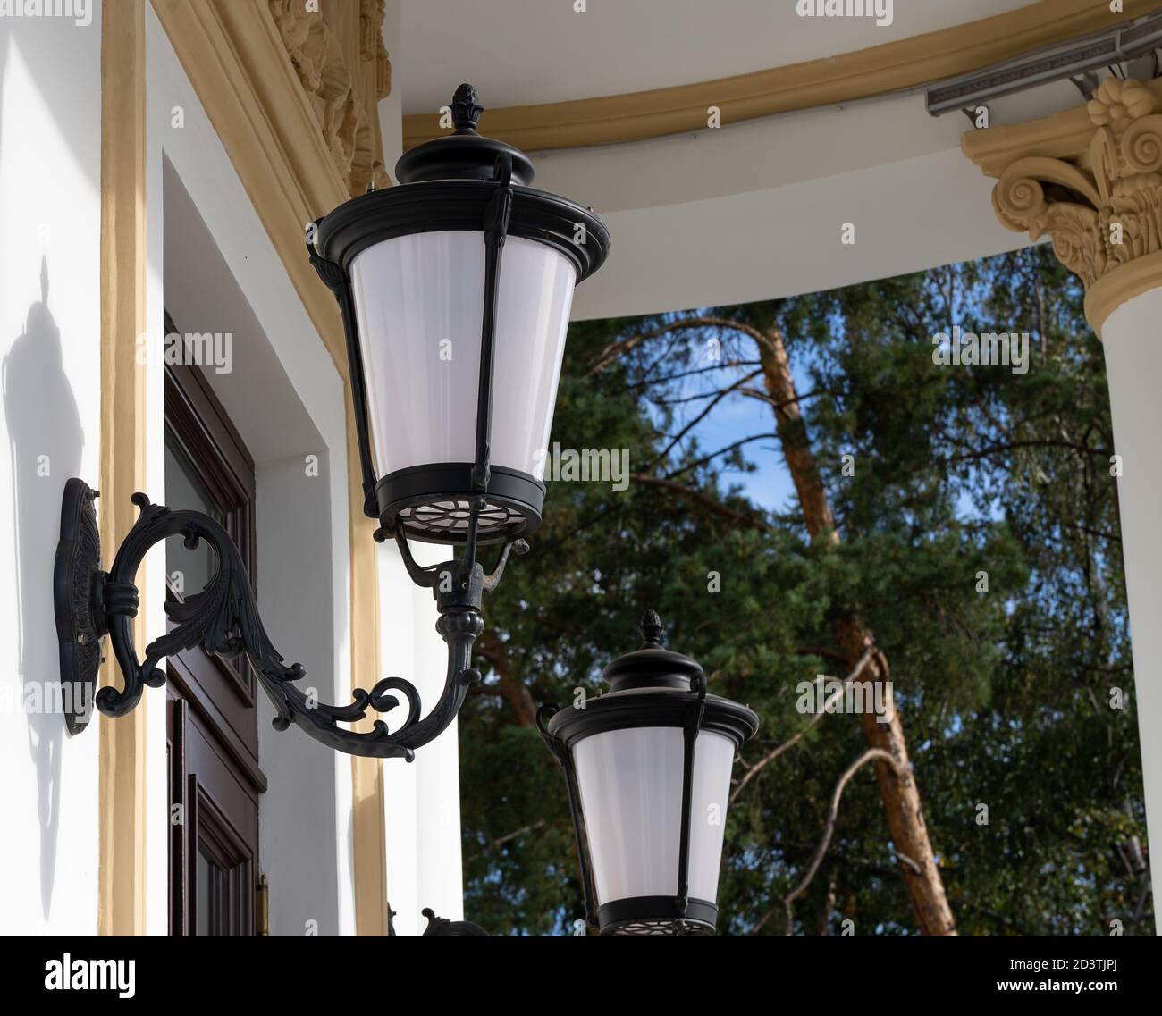 lampe de rue sur le mur au-dessus de la porte en bois à l'entrée de la  maison, gros plan Photo Stock - Alamy