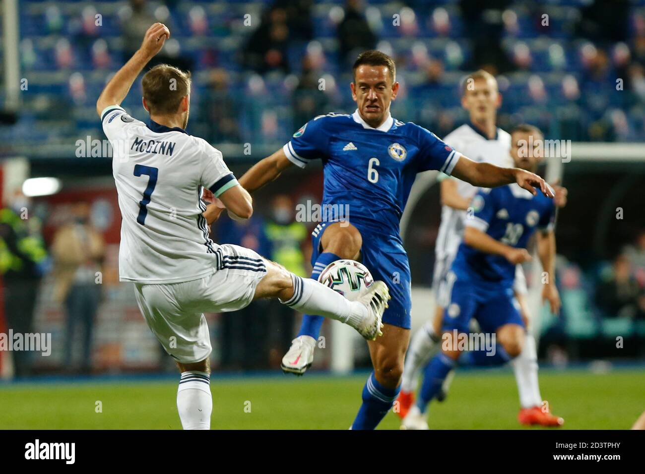 Sarajevo, Bosnie-Herzégovine. 08 octobre 2020. Joueur bosniaque Amir Hadziahmetovic challenge ball avec l'Irlande du Nord Niall McGinn lors du match de qualification Euro 2020 Bosnie-Herzégovine et Irlande du Nord à Sarajevo, Bosnie-Herzégovine, 8, octobre 2020. Au stade Grbavica, Sarajevo. Crédit : Amel Emric/Alamy Live News Banque D'Images