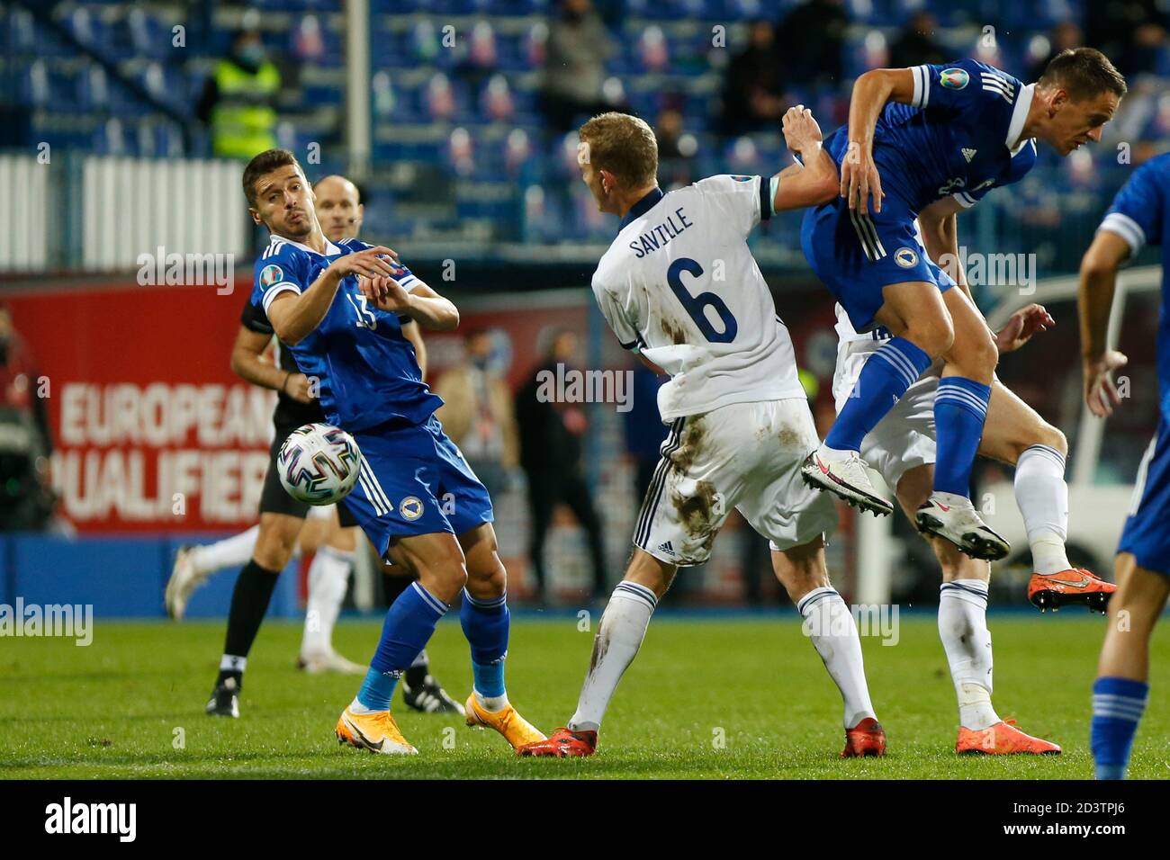 Sarajevo, Bosnie-Herzégovine. 08 octobre 2020. Les joueurs bosniaques Gojko Cimirot, à gauche, et Edin Visca, à droite, défient le ballon avec l'Irlande du Nord George Saville lors du match de qualification Euro 2020 Bosnie-Herzégovine et Irlande du Nord à Sarajevo, Bosnie-Herzégovine, 8, octobre 2020. Au stade Grbavica, Sarajevo. Crédit : Amel Emric/Alamy Live News Banque D'Images