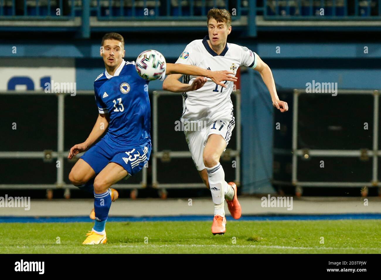 Sarajevo, Bosnie-Herzégovine. 08 octobre 2020. Gojko Cimirot, joueur bosniaque, a lancé un match de défi avec l'Irlande du Nord Paddy McNair lors du match de qualification Euro 2020 Bosnie-Herzégovine et Irlande du Nord à Sarajevo, Bosnie-Herzégovine, 8, octobre 2020. Au stade Grbavica, Sarajevo. Crédit : Amel Emric/Alamy Live News Banque D'Images