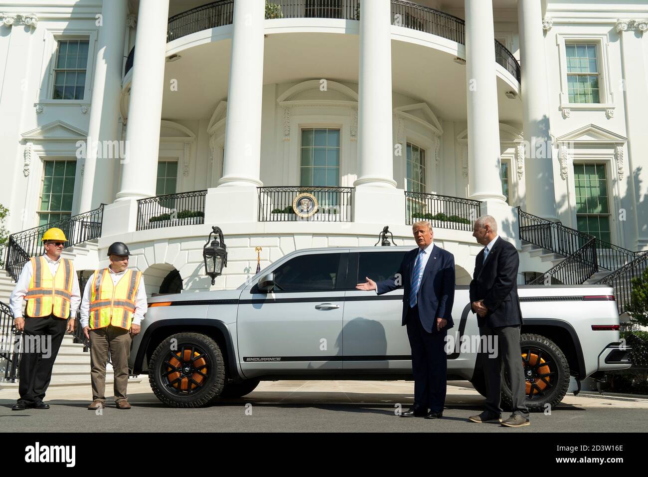 Le président américain Donald Trump, rejoint par Steve Burns, PDG de Lordstown Motors, et les employés Rich Schmidt et Michael Fabian voient le pick-up électrique Lordstown 2021 Endurance sur la pelouse sud de la Maison Blanche le 28 septembre 2020 à Washington, DC. Banque D'Images