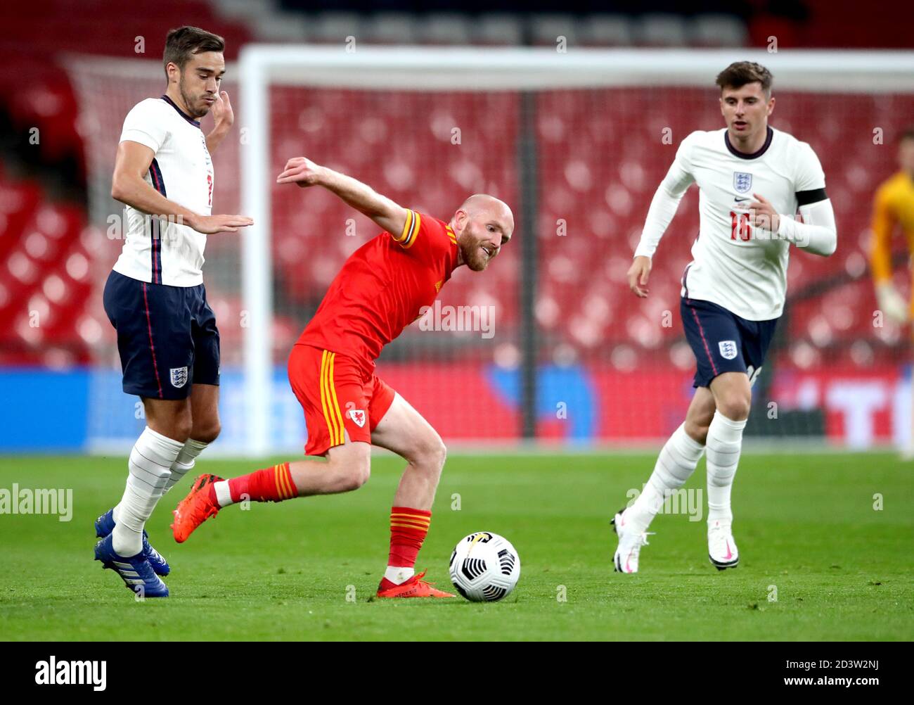 Jonathan Williams (au centre), au pays de Galles, lutte pour le ballon avec Harry Winks (à gauche) et Mason Mount, en Angleterre, lors du match international au stade Wembley, à Londres. Banque D'Images