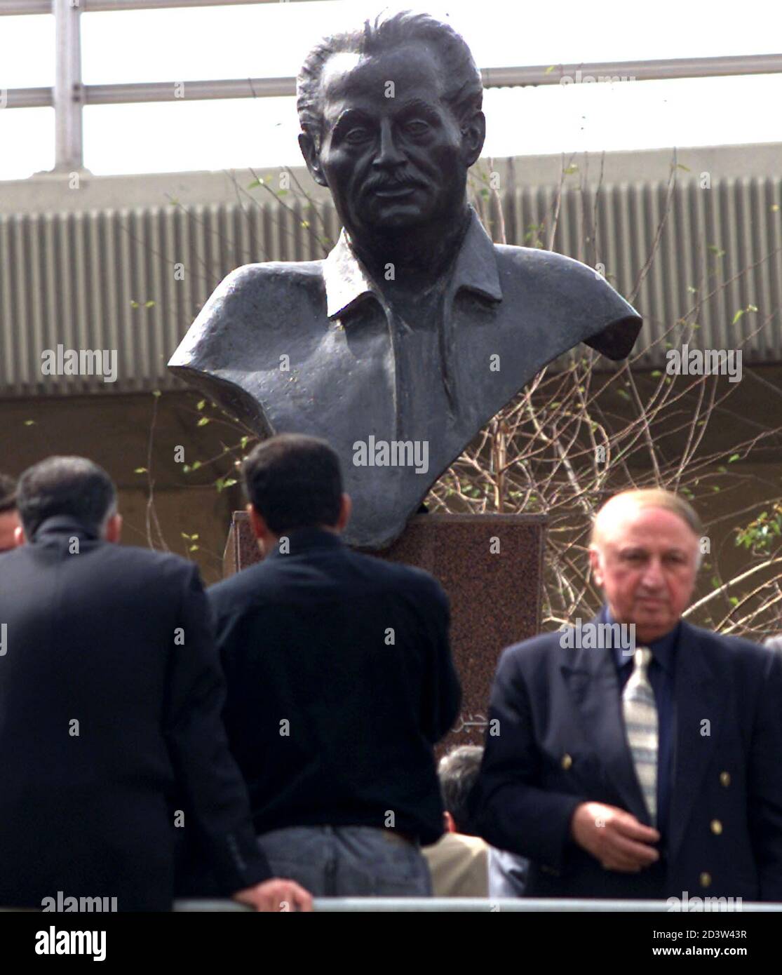 Les résidents libanais regardent la statue de l'écrivain et philosophe bien connu Gibran Khalil Gibran, lors de la cérémonie d'ouverture dans un jardin nommé d'après lui dans le centre-ville de Beyrouth Mars 30,2001. La statue a été faite par la sculpture libanaise Zaven Hadichian. JS/CLH/ Banque D'Images