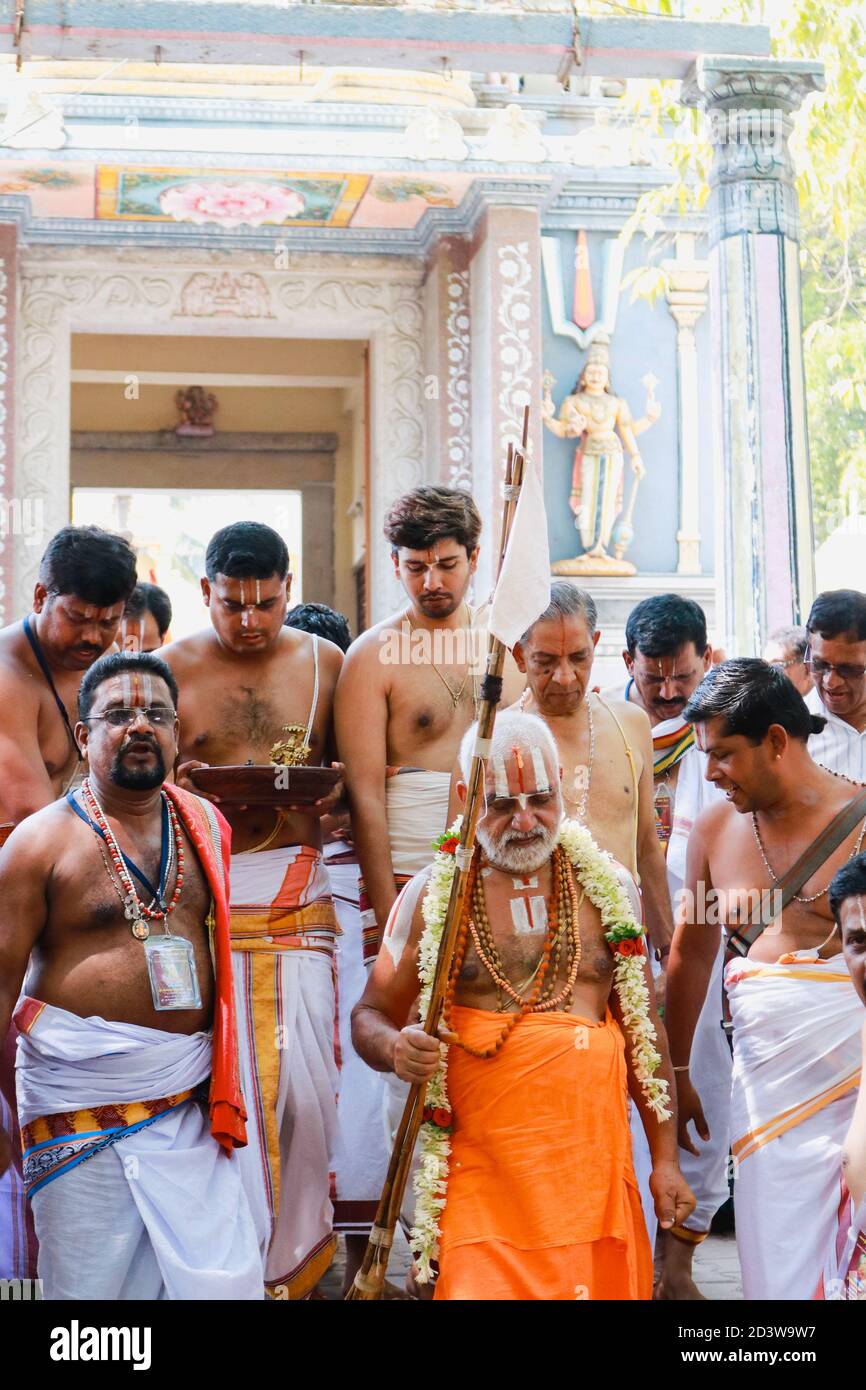 BENGALURU, INDE - 09 avril 2017 : prêtre hindou du Sud indien faisant Puja - offrant aux dieux Banque D'Images