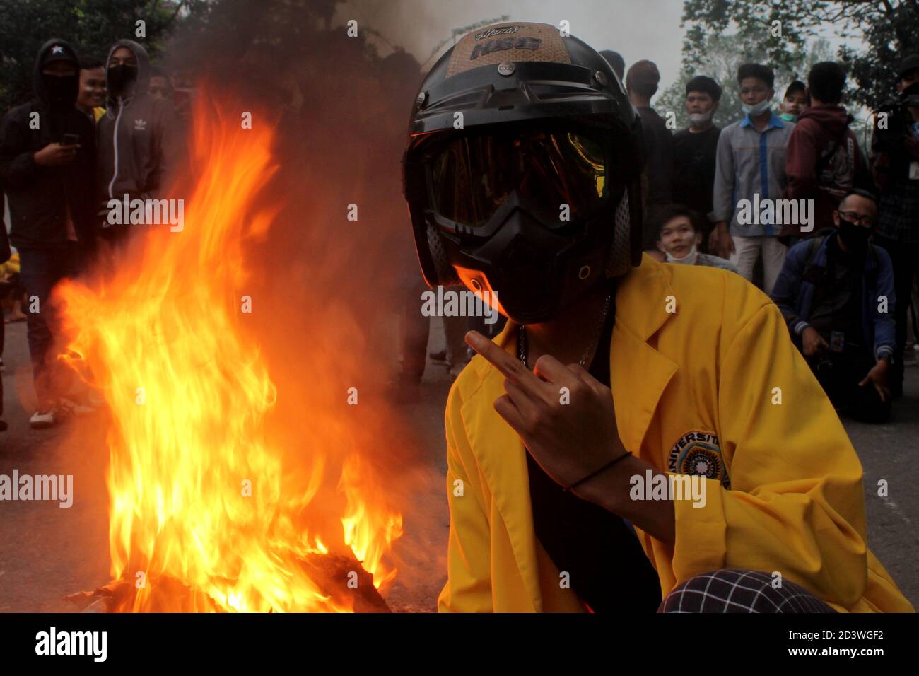 Palembang, Indonésie. 08 octobre 2020. Démonstration d'étudiants rejetant la loi omnibus devant l'édifice Sumatra Sud Dewan Perwakilan Rakyat Daerah le jeudi 8 octobre 2020. (Photo par Adam Rachman/Pacific Press) crédit: Pacific Press Media production Corp./Alay Live News Banque D'Images