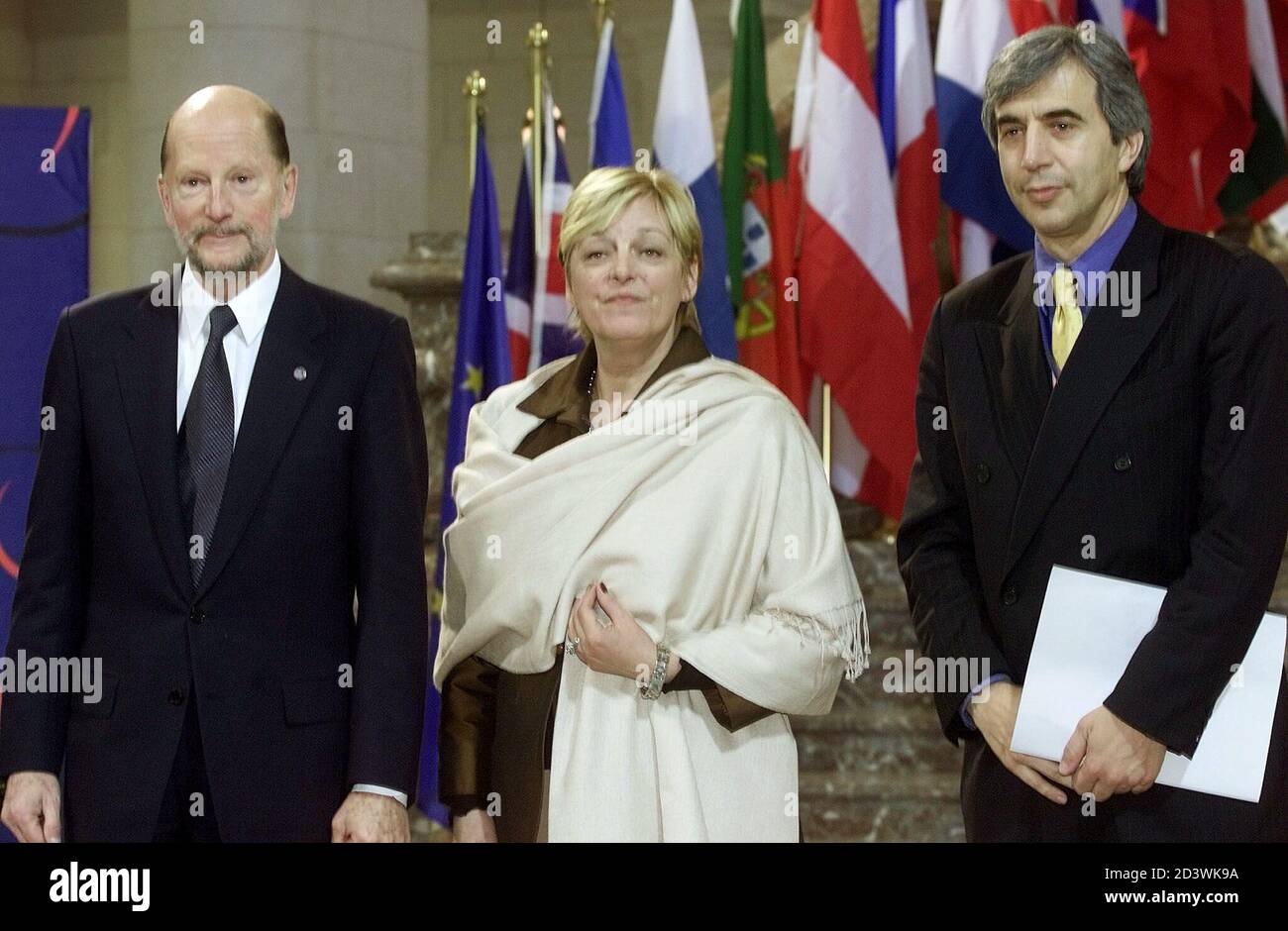 Le Premier ministre bulgare Simeon Saxe Cobourg Gotha et le ministre des Affaires étrangères Solomon Isaak Passi (R) sont accueillis par le vice-ministre belge des Affaires étrangères Annemie Neyts (C) au début de la deuxième journée d'un sommet des chefs d'État de l'Union européenne au Palais royal de Laeken, à Bruxelles, le 15 décembre 2001. Samedi, les dirigeants de l'UE ont entamé une journée de négociations difficiles sur la forme future du bloc et sur la manière de le vendre à un public européen apathique. REUTERS/STRINGER HRM/AA Banque D'Images