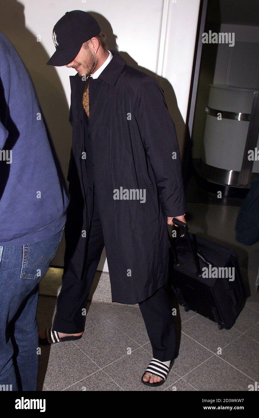 DAVID BECKHAM DE MANCHESTER UNITED ARRIVE À L'AÉROPORT DE MANCHESTER APRÈS  AVOIR ÉTÉ BLESSÉ LORS D'UN MATCH CONTRE DEPORTIVO LA CORUNA. David Beckham,  de Manchester United, arrive à l'aéroport de Manchester en