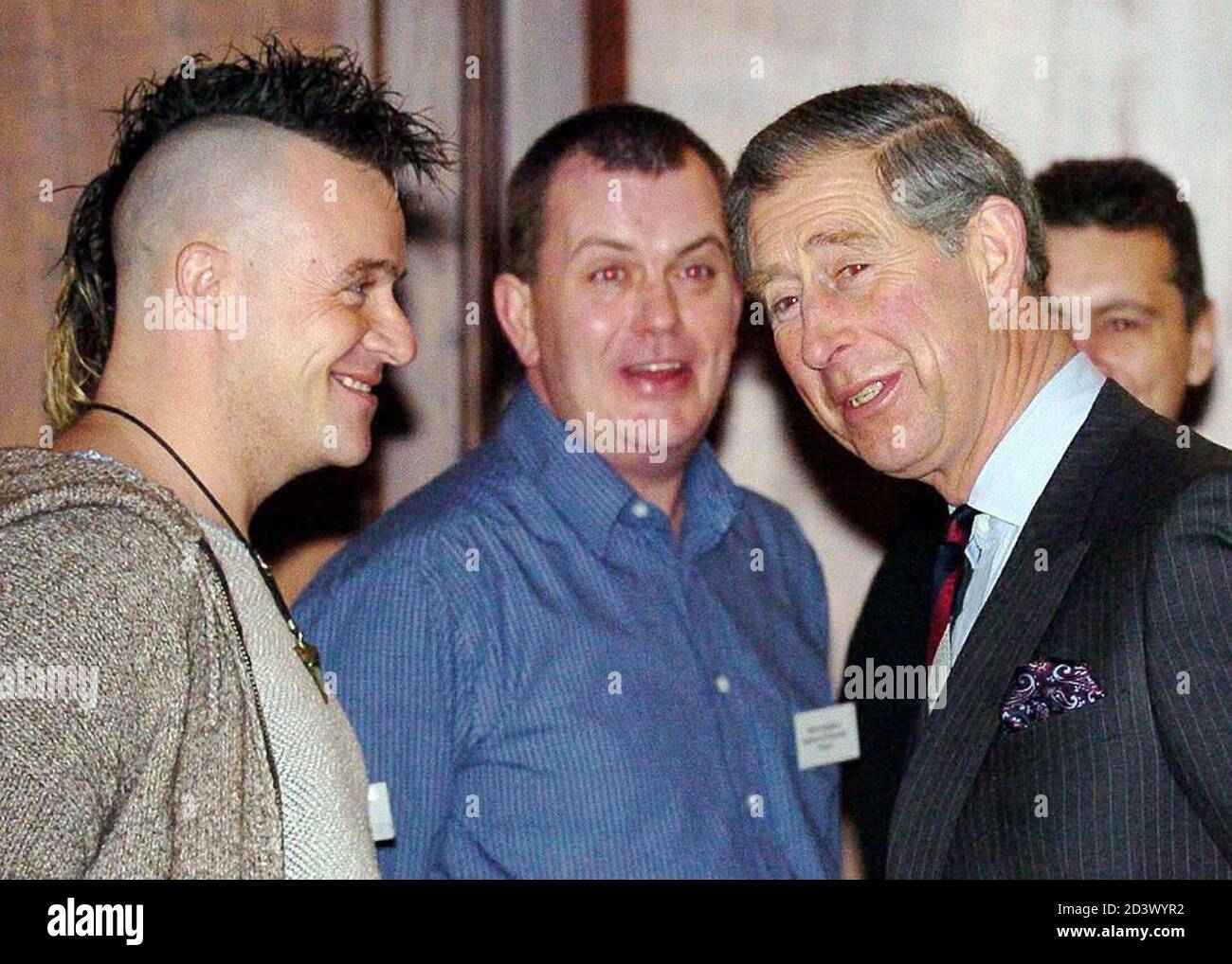 Le prince Charles (R) de Grande-Bretagne parle à Joel Lafferty (L) à l'église Christ Church de Spitalfields, à l'est de Londres, où il a vu des travaux de restauration à l'église et rencontré des artisans, le 24 février 2005. L'héritier du prince Charles, héritier du trône, a rejeté mercredi les plans de sa mère, la reine Elizabeth II, pour manquer son mariage, alors que la haute autorité juridique britannique a rejeté les préoccupations concernant le mariage serait illégal. REUTERS/Michael Stephens/Pool MD Banque D'Images