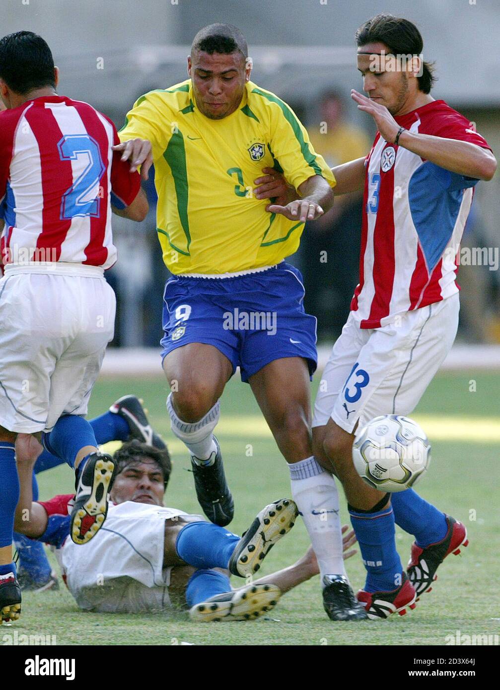 Photo du fichier montrant la star brésilienne de football Ronaldo Nazario  (C) en action contre le Paraguay lors d'un match amical à Fortaleza, dans  le nord-est du Brésil, le 21 août 2002.