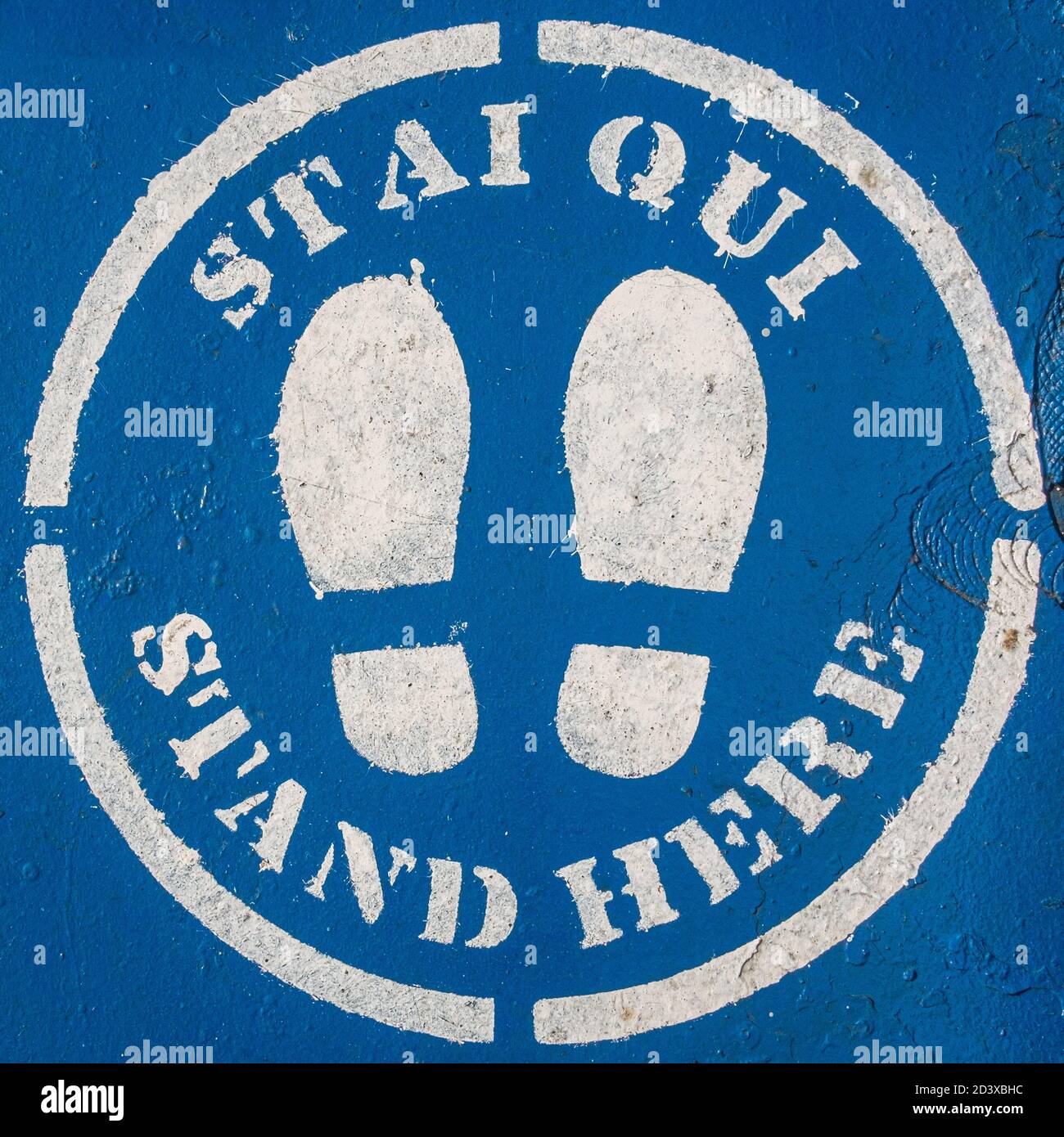 Affiche de distance sociale émaillée peinte avec pochoir sur le sol Banque D'Images