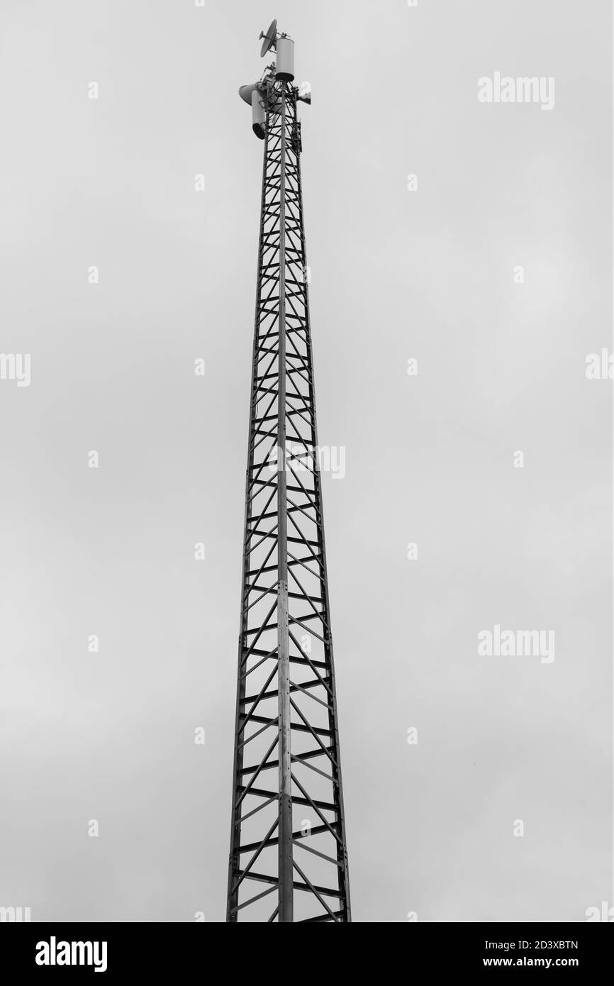 Grande tour de radio avec antennes photo noir et blanc Banque D'Images