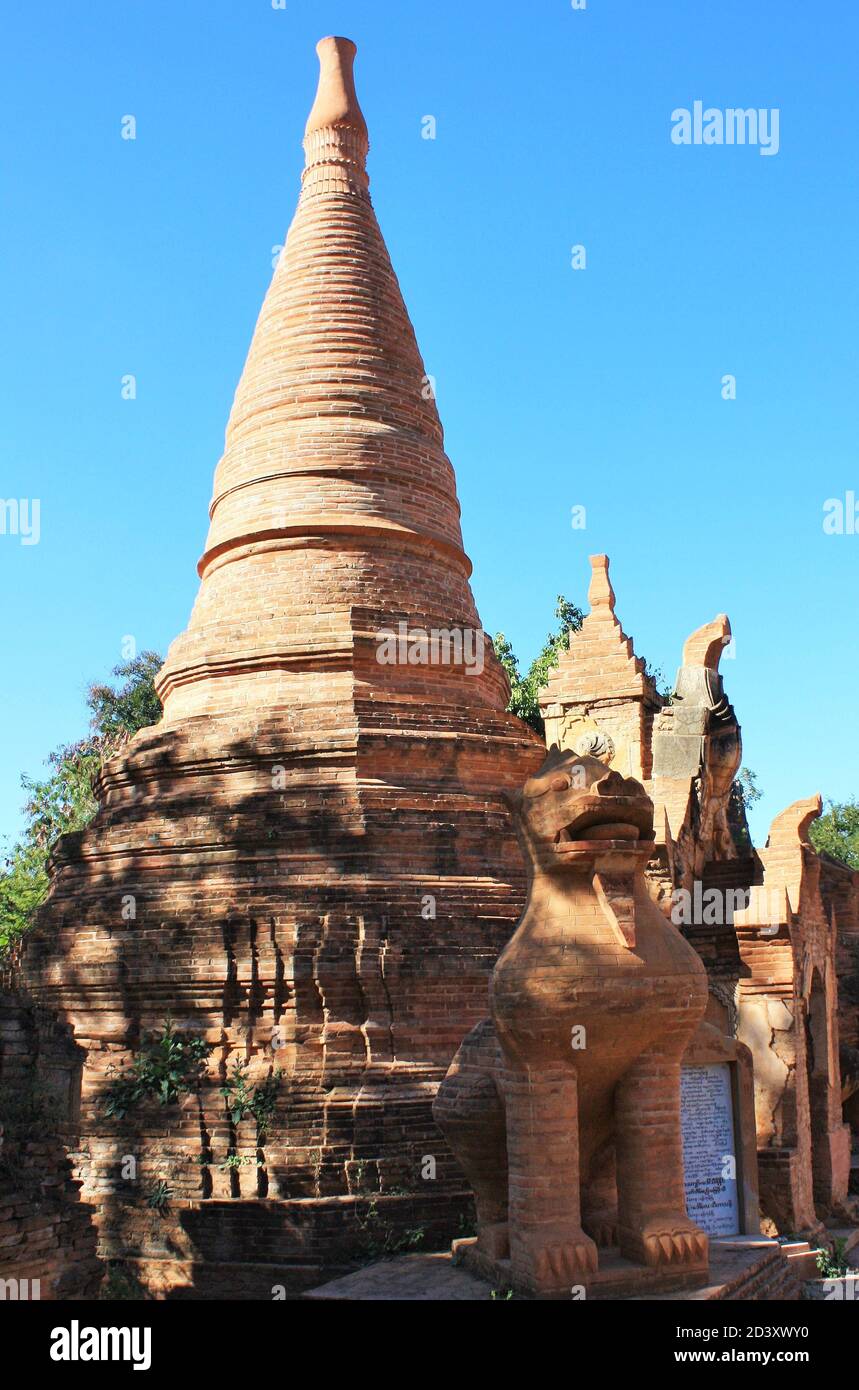 Lac Inle, État de Shan / Myanmar - 18 décembre 2019 : pagode de pierre ancienne faite de briques avec statue d'animal en premier plan à Dien Banque D'Images