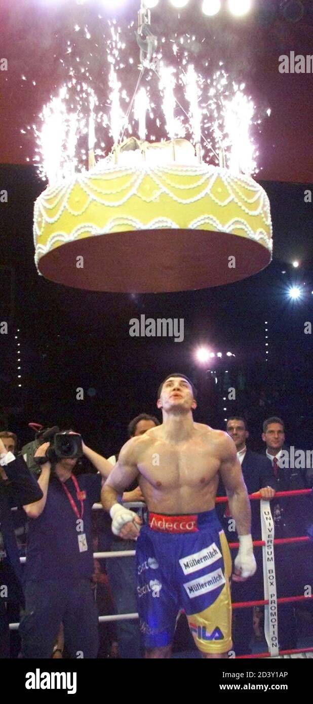 Vladimir Klitschko De L Ukraine Souffle A Un Gateau D Anniversaire Apres Son Organisation Mondiale De Boxe Wbo Combat Contre Le Boxeur Americain Derrick Jefferson A Munich Le 24 Mars 01 Vladimir Klitschko A