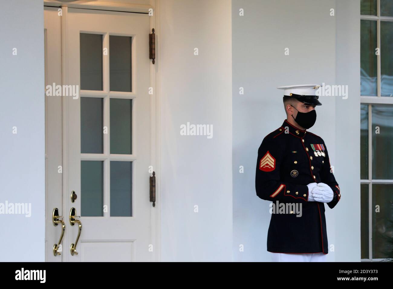 A Marine est en service à l'extérieur de l'aile ouest tandis que le président américain Donald Trump se trouve dans le bureau ovale de la Maison Blanche à Washington le 8 octobre 2020. Crédit: Yuri Gripas/Pool via CNP | utilisation dans le monde entier Banque D'Images