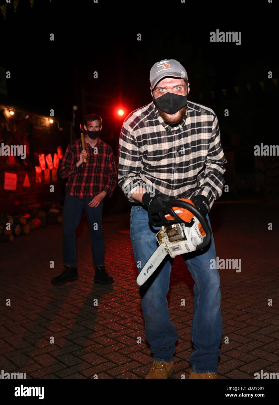 Londres, Royaume-Uni. Jeudi 8 octobre 2020. Des défilés socialement éloignés au Fright Nights Fearstival de Thorpe Park, l'événement annuel d'Halloween du parc à thème. Les acteurs effrayant et les visiteurs sont gardés à part pour la distanciation sociale et les masques sont portés. Credit: Thomas Faull/Alamy Live News Banque D'Images