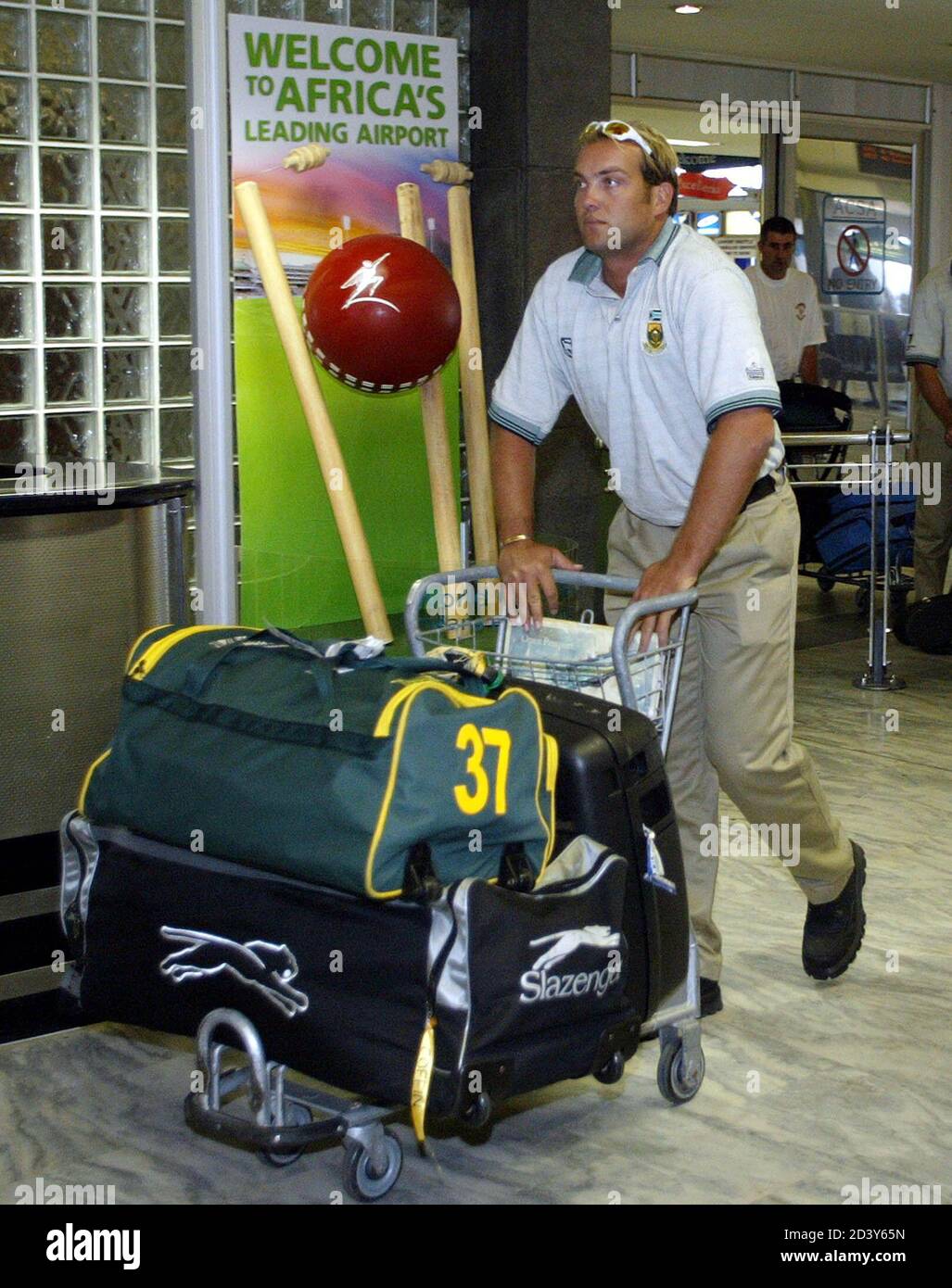 Jacques Kallis, d'Afrique du Sud, pousse son chariot à bagages après son  arrivée à l'aéroport du Cap, le 4 mars 2003. L'Afrique du Sud a quitté la  coupe du monde de cricket