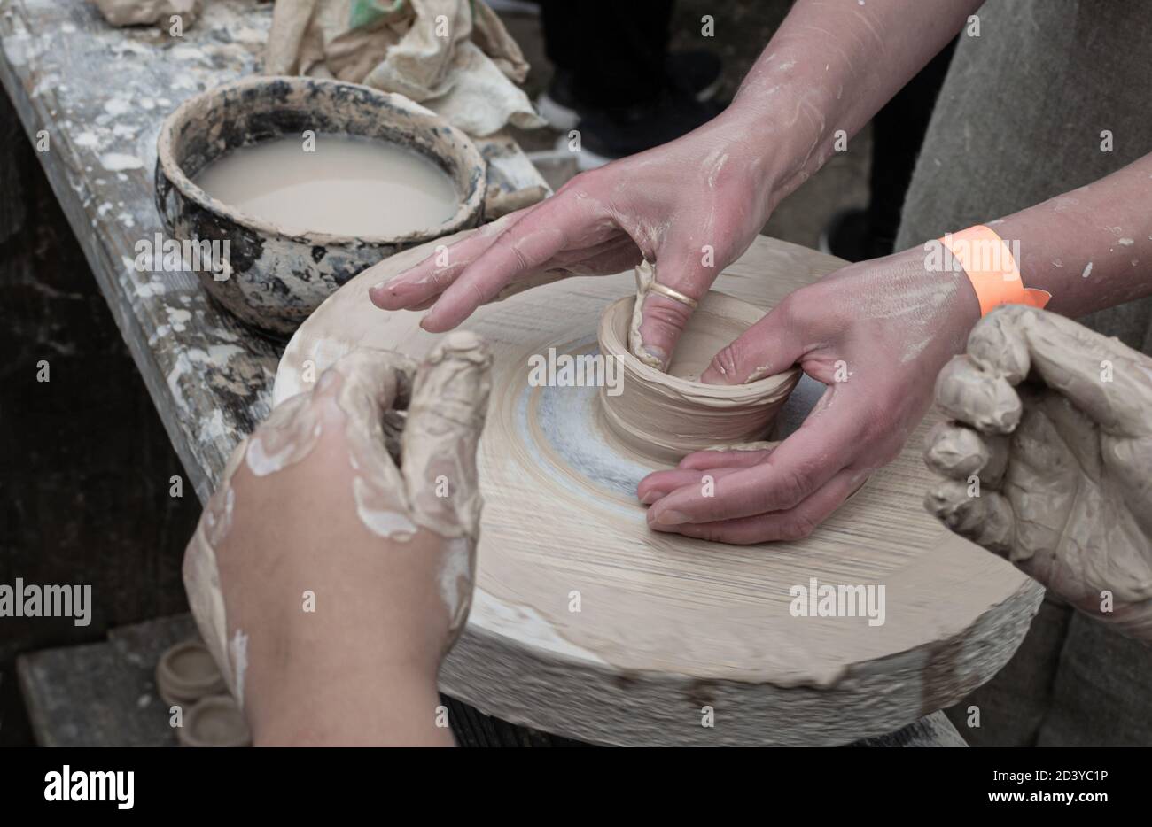 Formation à la modélisation de l'argile sur une roue de potiers en plein air. Art, créativité. Argile à modeler, traditions culturelles, passe-temps Banque D'Images Formation à la modélisation de l'argile sur une roue de potiers en plein air. Art, créativité. Argile à modeler, traditions culturelles, passe-temps Banque D'Images