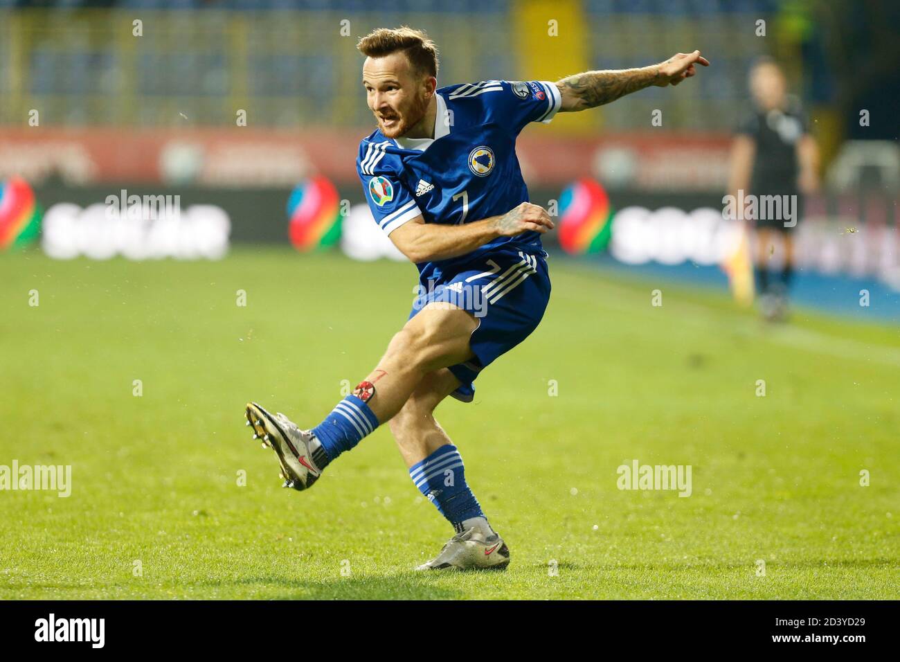 Sarajevo, Bosnie-Herzégovine. 08 octobre 2020. Joueur bosniaque Dino Hotic ballon de contrôle lors du match de qualification Euro 2020 Bosnie-Herzégovine et Irlande du Nord à Sarajevo, Bosnie-Herzégovine, 8, octobre 2020. Au stade Grbavica, Sarajevo. Crédit : Amel Emric/Alamy Live News Banque D'Images