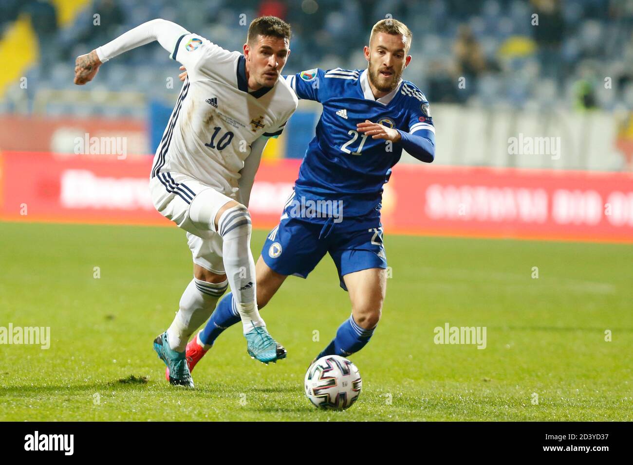 Sarajevo, Bosnie-Herzégovine. 08 octobre 2020. Le joueur bosniaque Stipe Loncar Challenge ball avec l'Irlande du Nord Kyle Lafferty lors du match de qualification Euro 2020 Bosnie-Herzégovine et Irlande du Nord à Sarajevo, Bosnie-Herzégovine, 8, octobre 2020. Au stade Grbavica, Sarajevo. Crédit : Amel Emric/Alamy Live News Banque D'Images