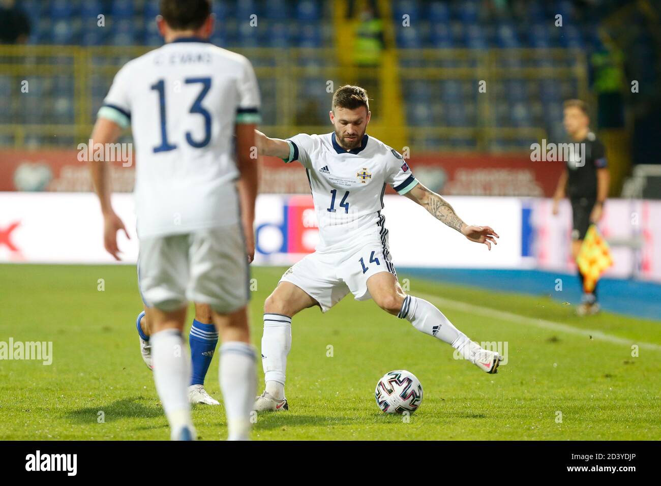 Sarajevo, Bosnie-Herzégovine. 08 octobre 2020. Irlande du Nord Stuart Dallas ballon de contrôle lors du match de qualification Euro 2020 Bosnie-Herzégovine et Irlande du Nord à Sarajevo, Bosnie-Herzégovine, 8, octobre 2020. Au stade Grbavica, Sarajevo. Crédit : Amel Emric/Alamy Live News Banque D'Images