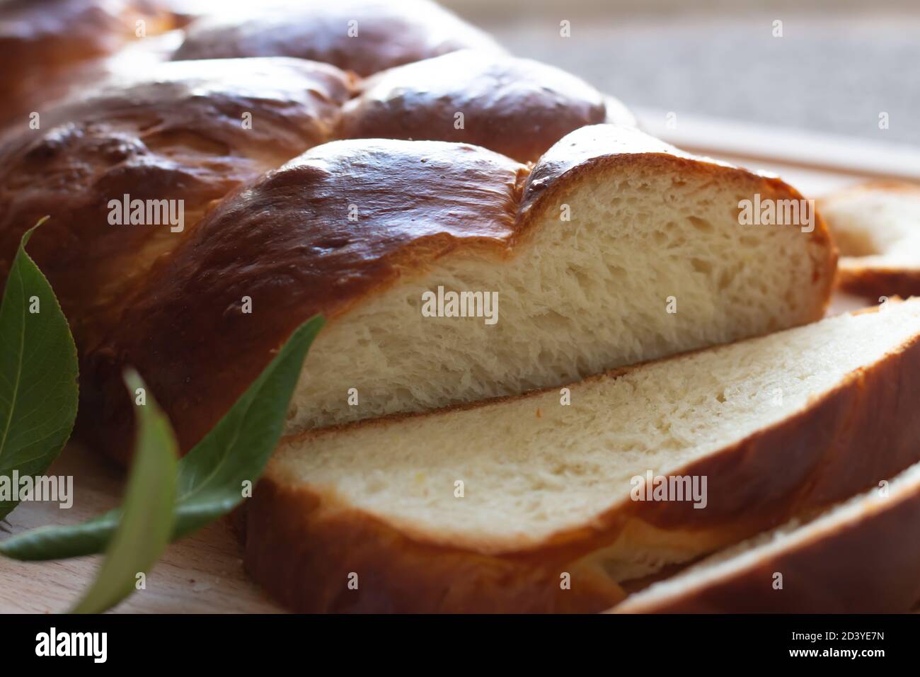 Pain sucré allemand Hefezopf fraîchement cuit, cuisine confortable à la maison Banque D'Images