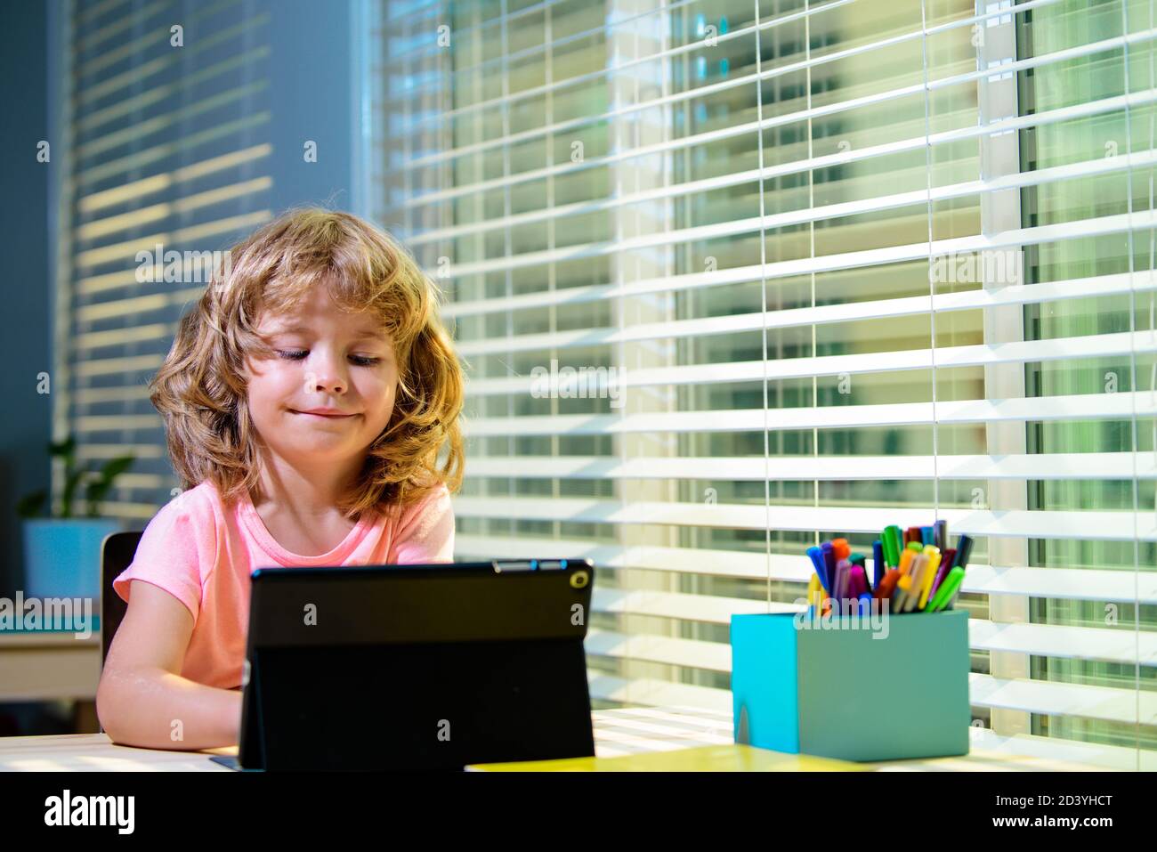 Le jeune garçon prêt à répondre à la question des enseignants en ligne. E-learning, éducation à domicile et en ligne pour les enfants. Banque D'Images