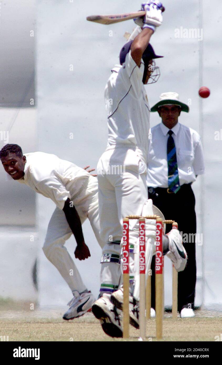 Le batteur indien Sadagoppan Ramesh laisse une livraison par le chauve-souris sri-lankais Ruchira Perera comme arbitre Asoka de Silva regarde pendant le premier jour du premier match d'essai entre le Sri Lanka et l'Inde au stade de cricket international de Galle dans la ville de Galle, au sud du pays, Sri Lanka le 14 août 2001. AL/RCS Banque D'Images