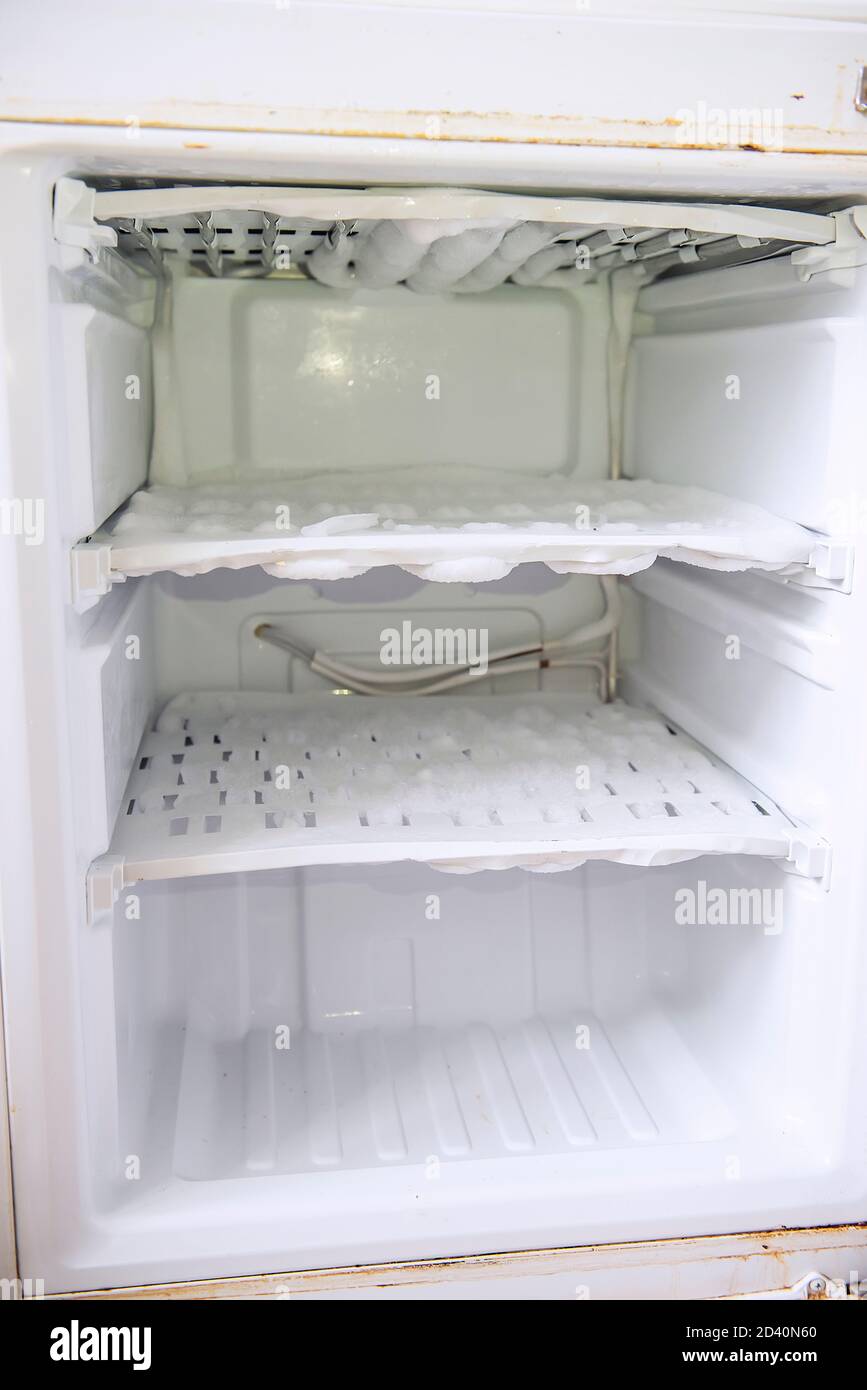 Réfrigérateur sale, non lavé et gelé. Violation et non-respect des normes  sanitaires et épidémiologiques, attitude irresponsable Photo Stock - Alamy