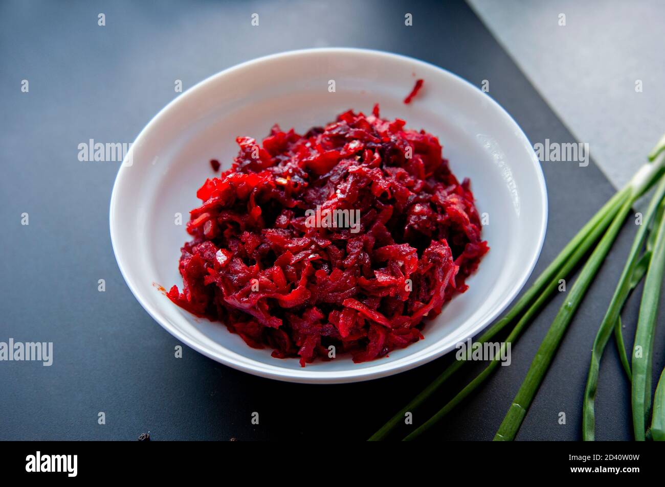 Instructions étape par étape pour la préparation d'un borscht rouge de régime à partir de filets de poulet. Troisième étape - mélanger les légumes et les éclairer sur l'huile de tournesol, Banque D'Images