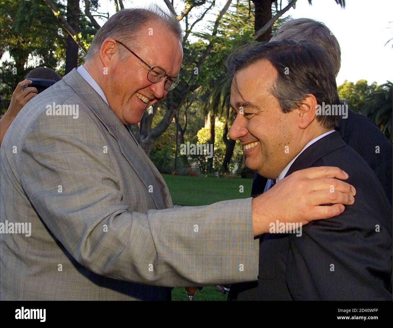 Le Premier ministre suédois Goran Persson (L) s'entretient avec son homologue portugais Antonio Guterres (R) avant leur dîner à l'internationale socialiste à Lisbonne le 28 juin 2001. Les dirigeants de l'organisation internationnelle socialiste se réunissent à Lisbonne pour leur Conseil de 2001. JR Banque D'Images