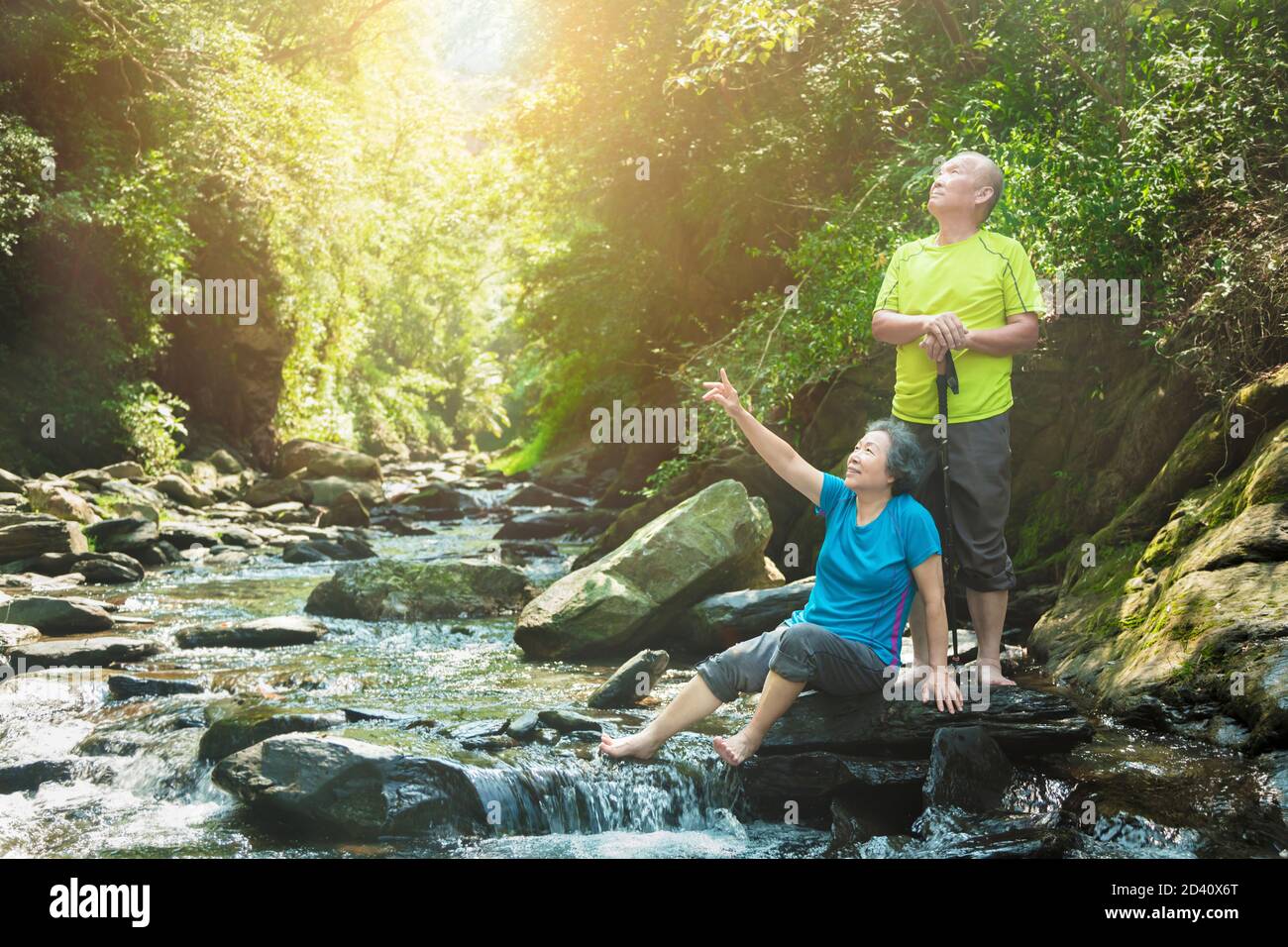 Couple heureux Senior randonnée dans le parc naturel Banque D'Images