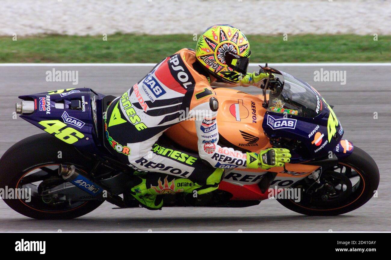 Le champion du monde de MotoGP Valentino Rossi, d'Italie, à bord d'une  Honda, se met à traverser un virage lors de l'entraînement libre sur le  circuit de Sepang en Malaisie, le 12