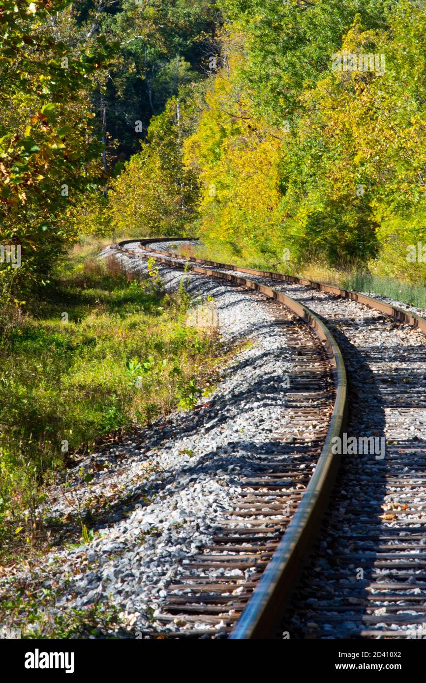 Regardez les chemins de fer panoramiques de Cuyahoga Valley faire le tour du Fléchissez à l'automne dans les Pinery Narrows Banque D'Images