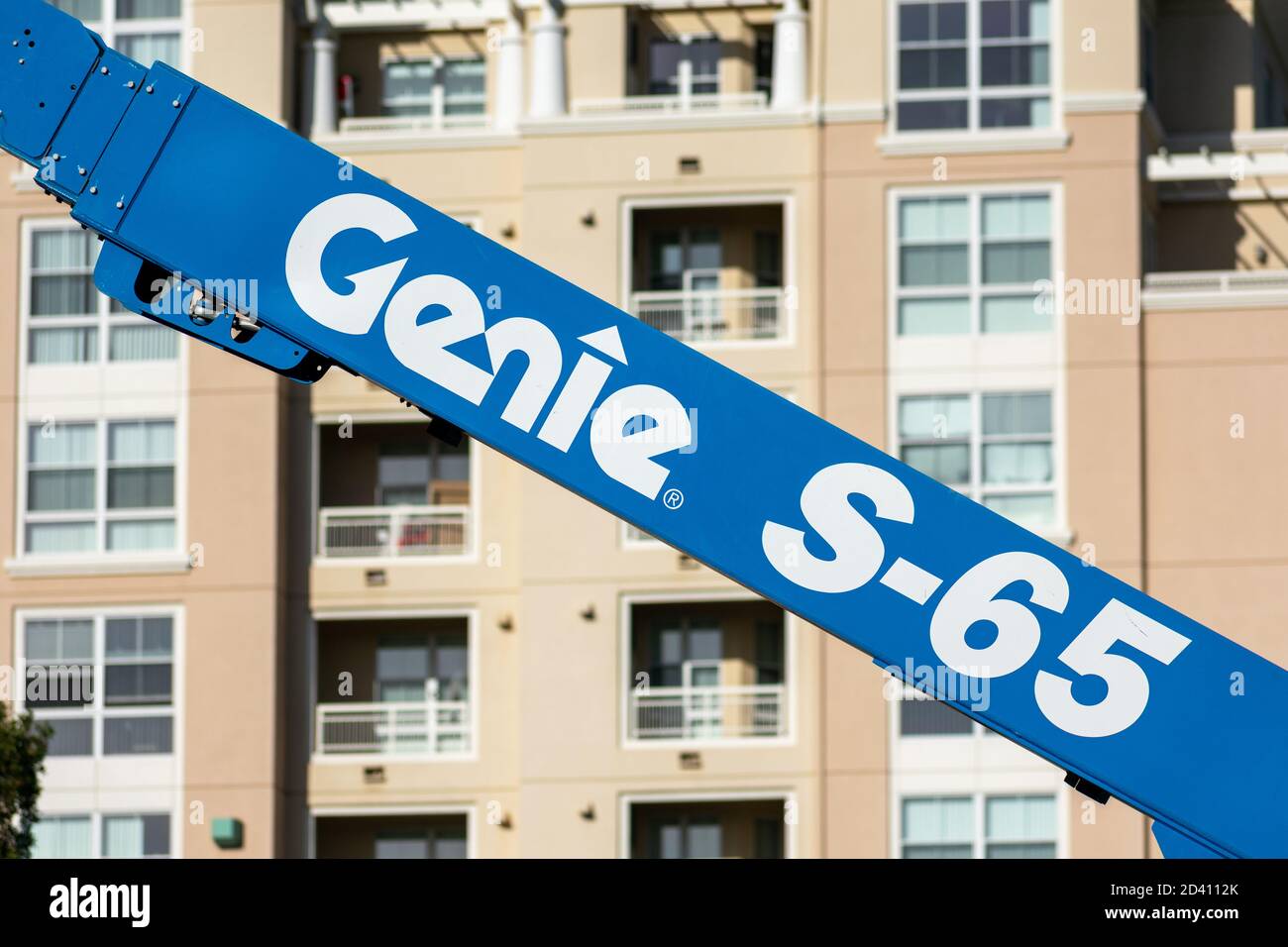 Relevage de la flèche télescopique Genie. Complexe d'appartements moderne de plusieurs étages en arrière-plan - San Jose, Californie, États-Unis - 2020 Banque D'Images