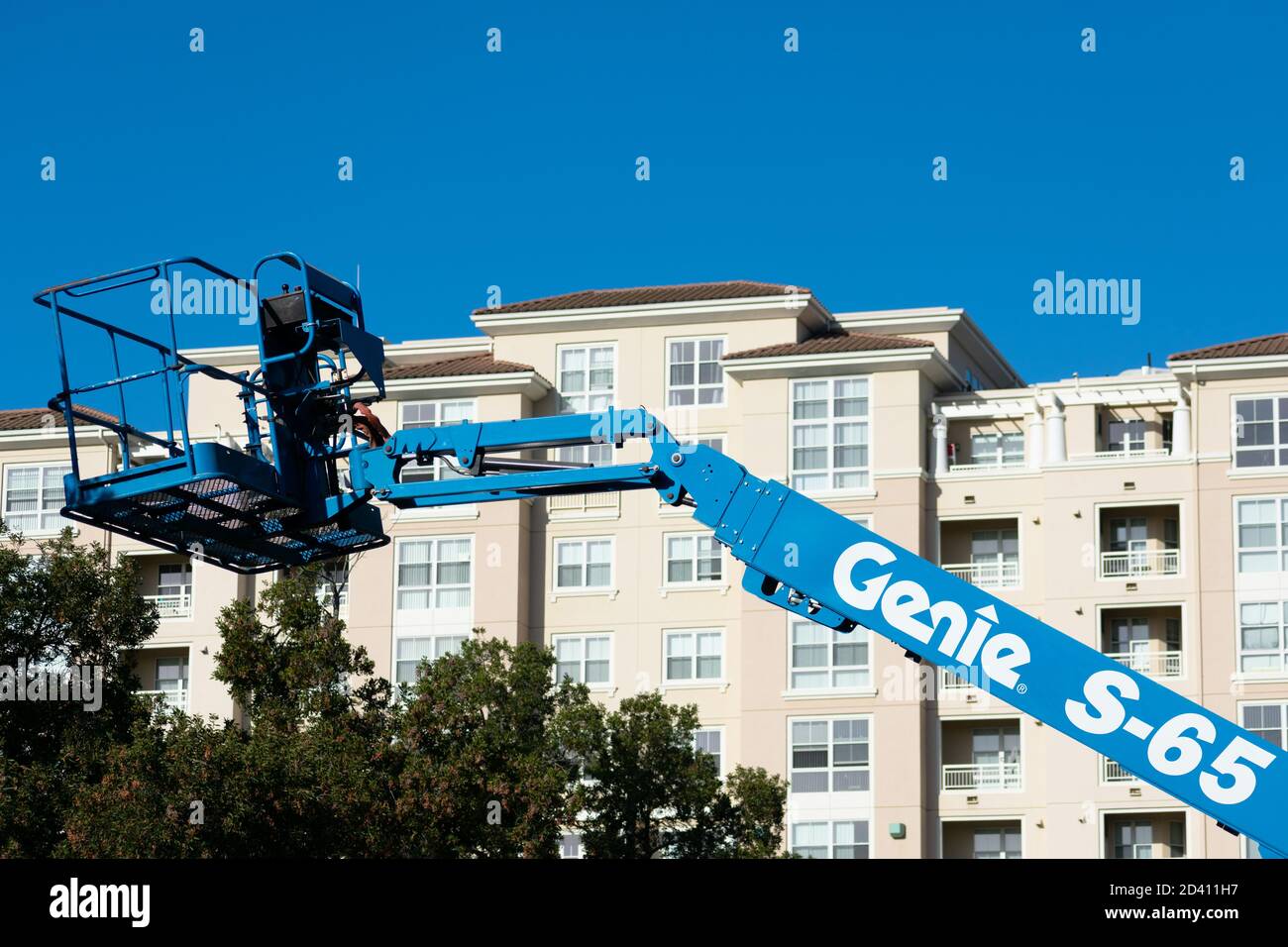 Relevage de la flèche télescopique Genie. Complexe d'appartements moderne à plusieurs étages en arrière-plan - San Jose, Californie, États-Unis - 2020 Banque D'Images